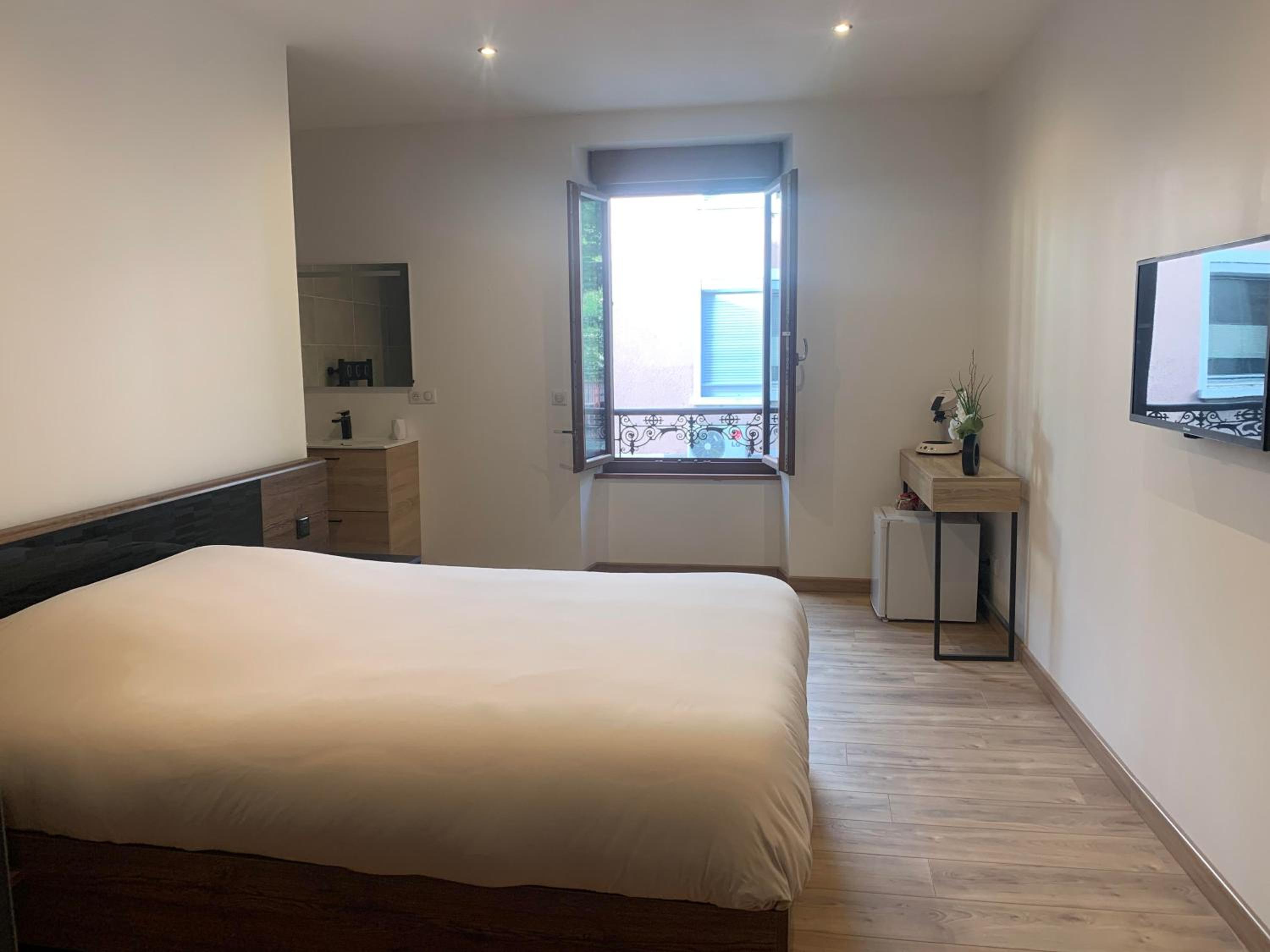 Double Room with Private Bathroom - Photo 2