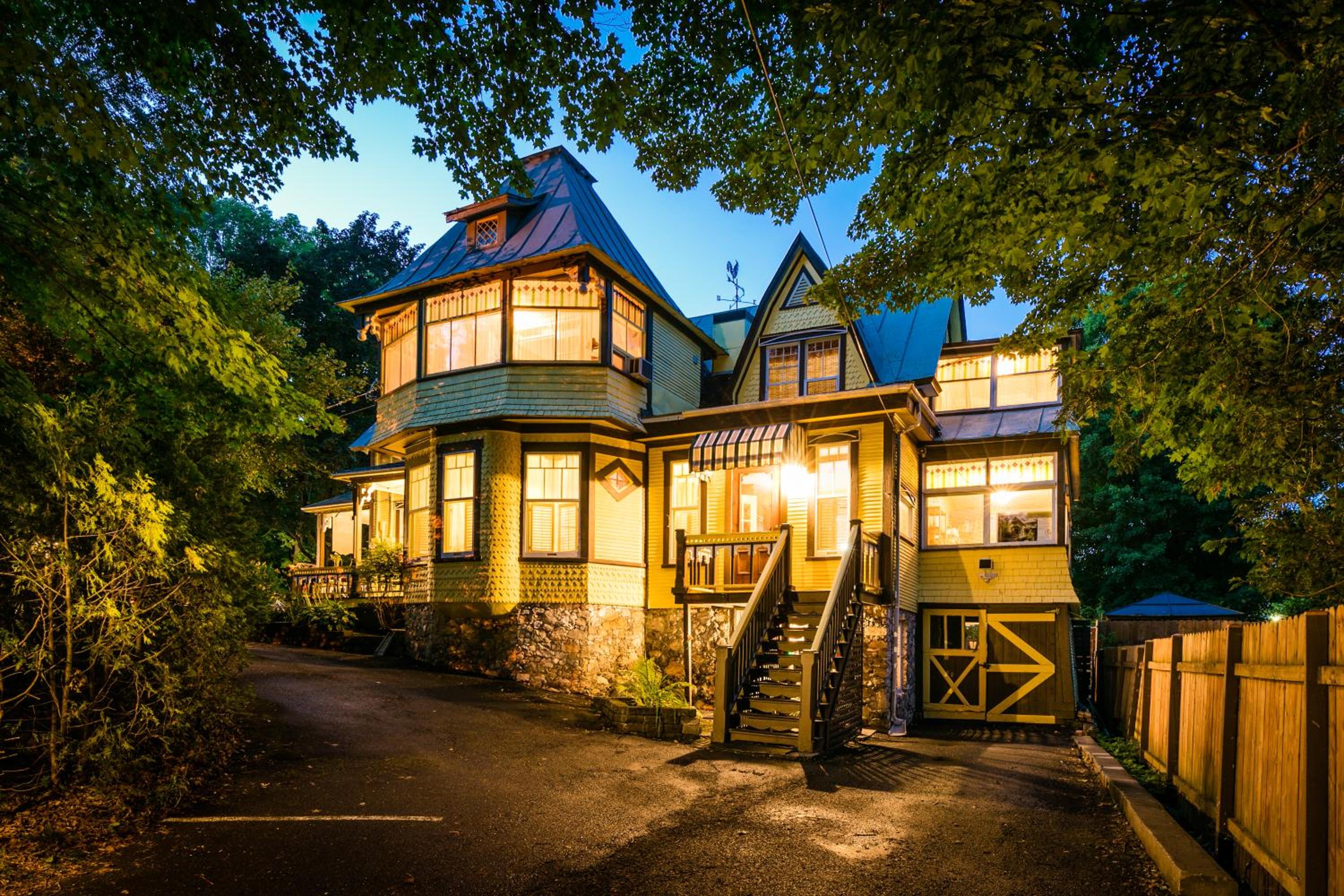 Five-Bedroom House photo 2