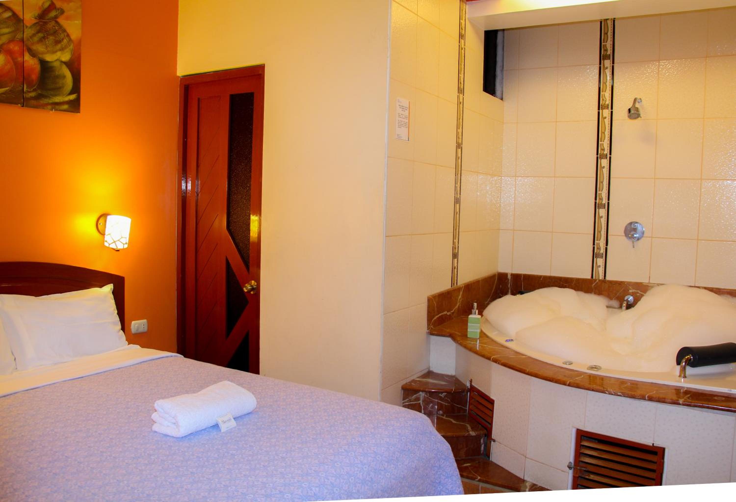 Suite with Hot Tub photo 1
