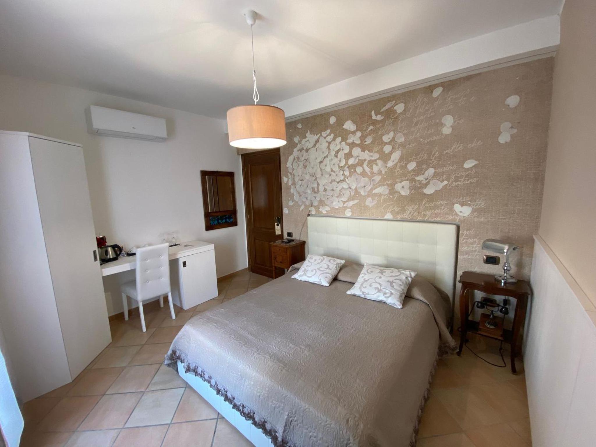 Large Double Room photo 2