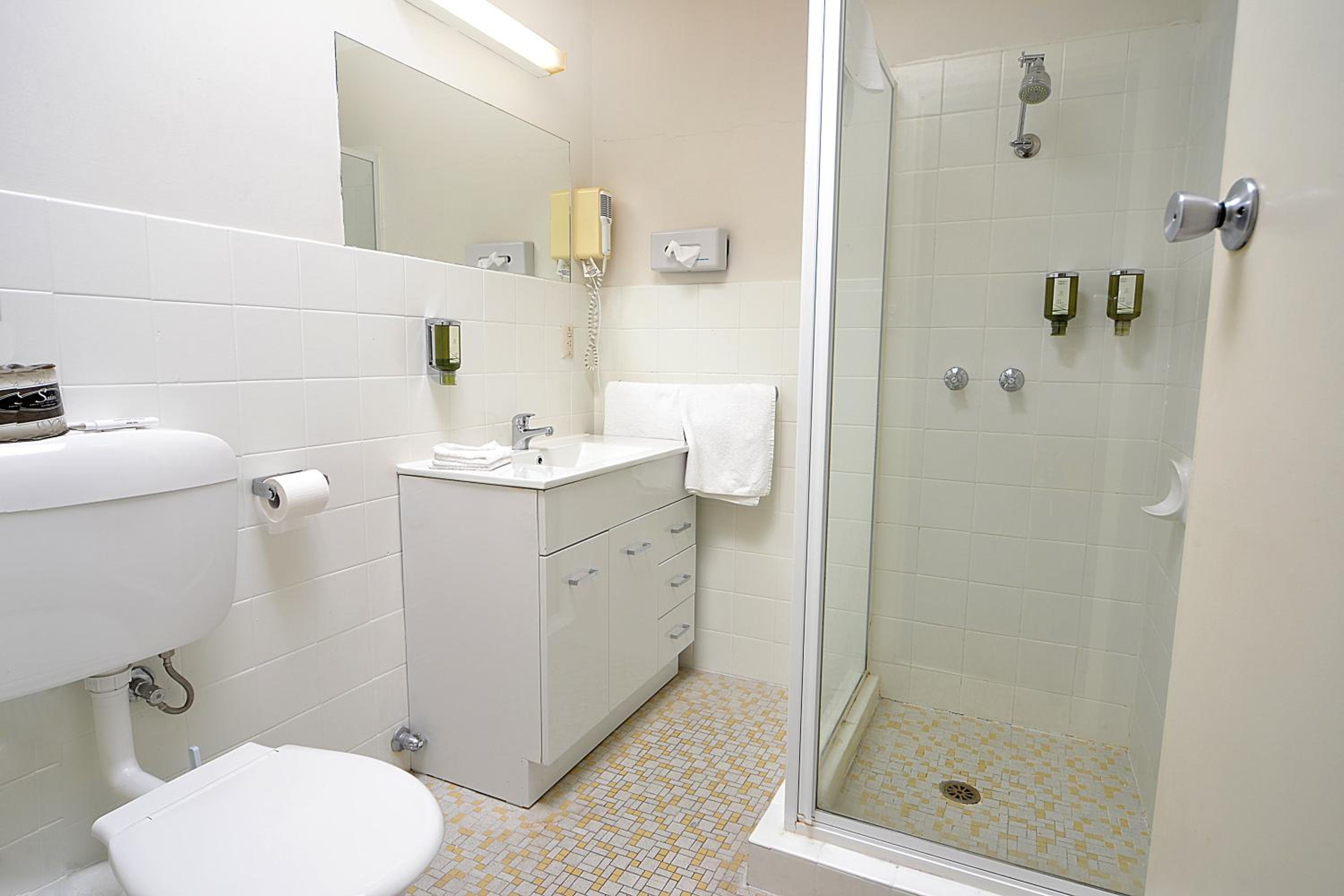 Standard Twin Room - Photo 9