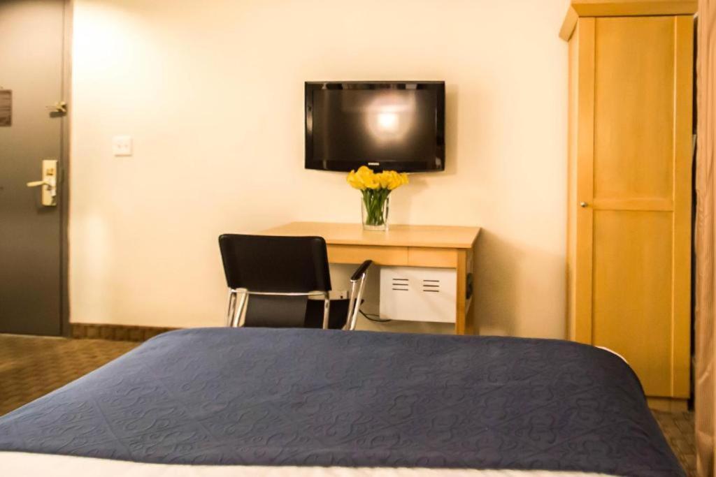 Double Room With Two Double Beds - Non-Smoking photo 3