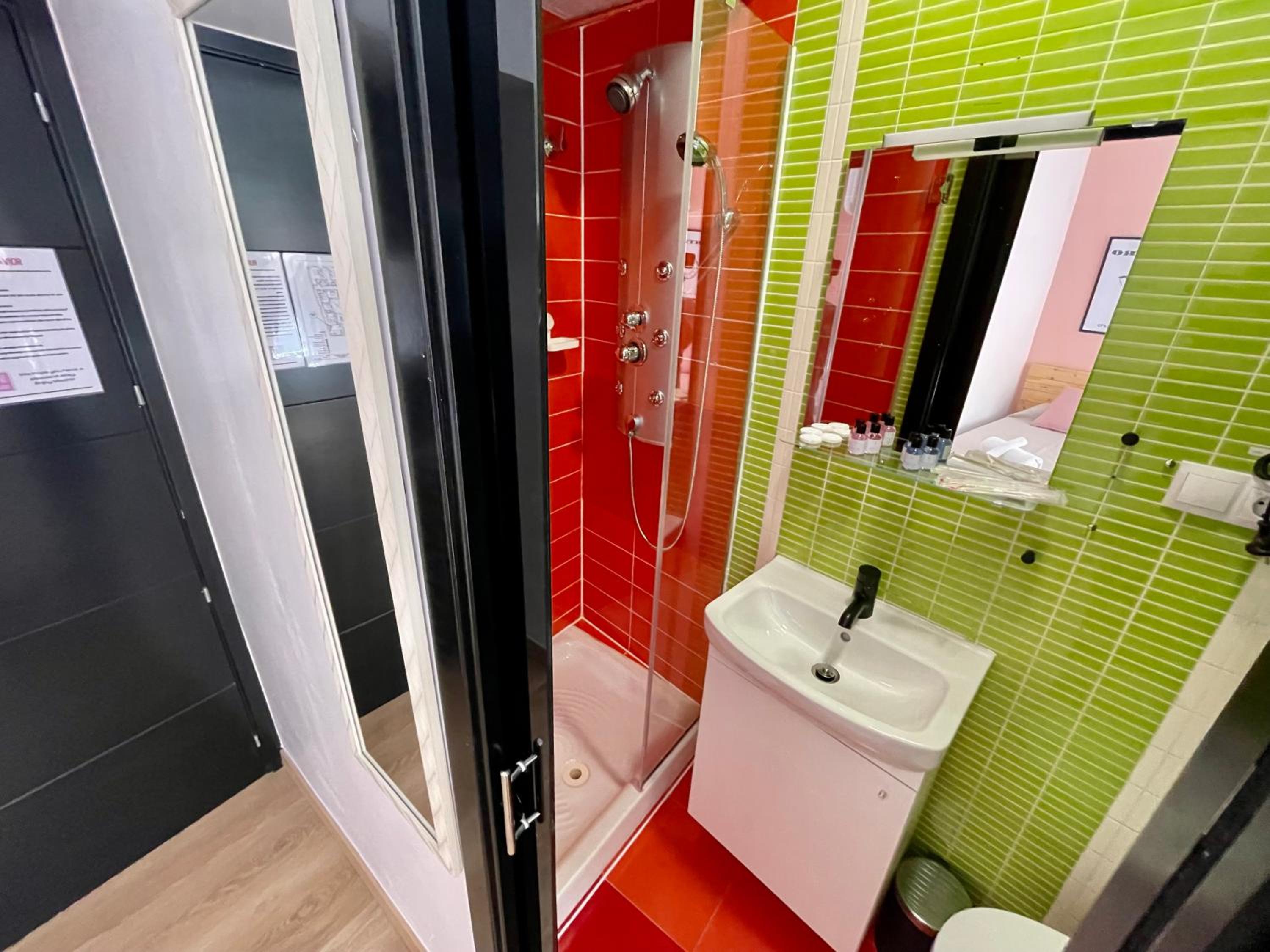 Large Double Room - Photo 4