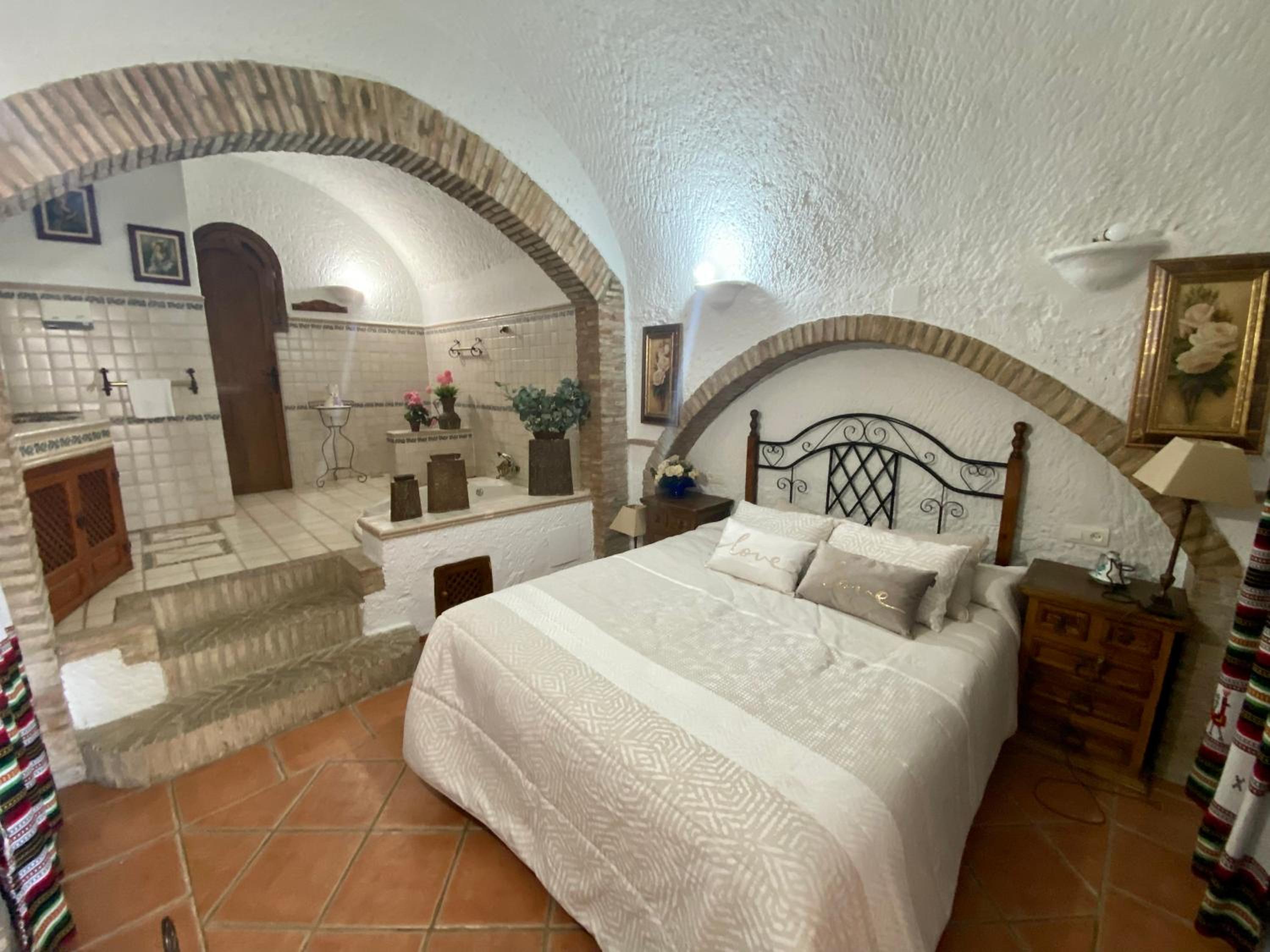 Suite Cave with Hot Tub - Photo 4