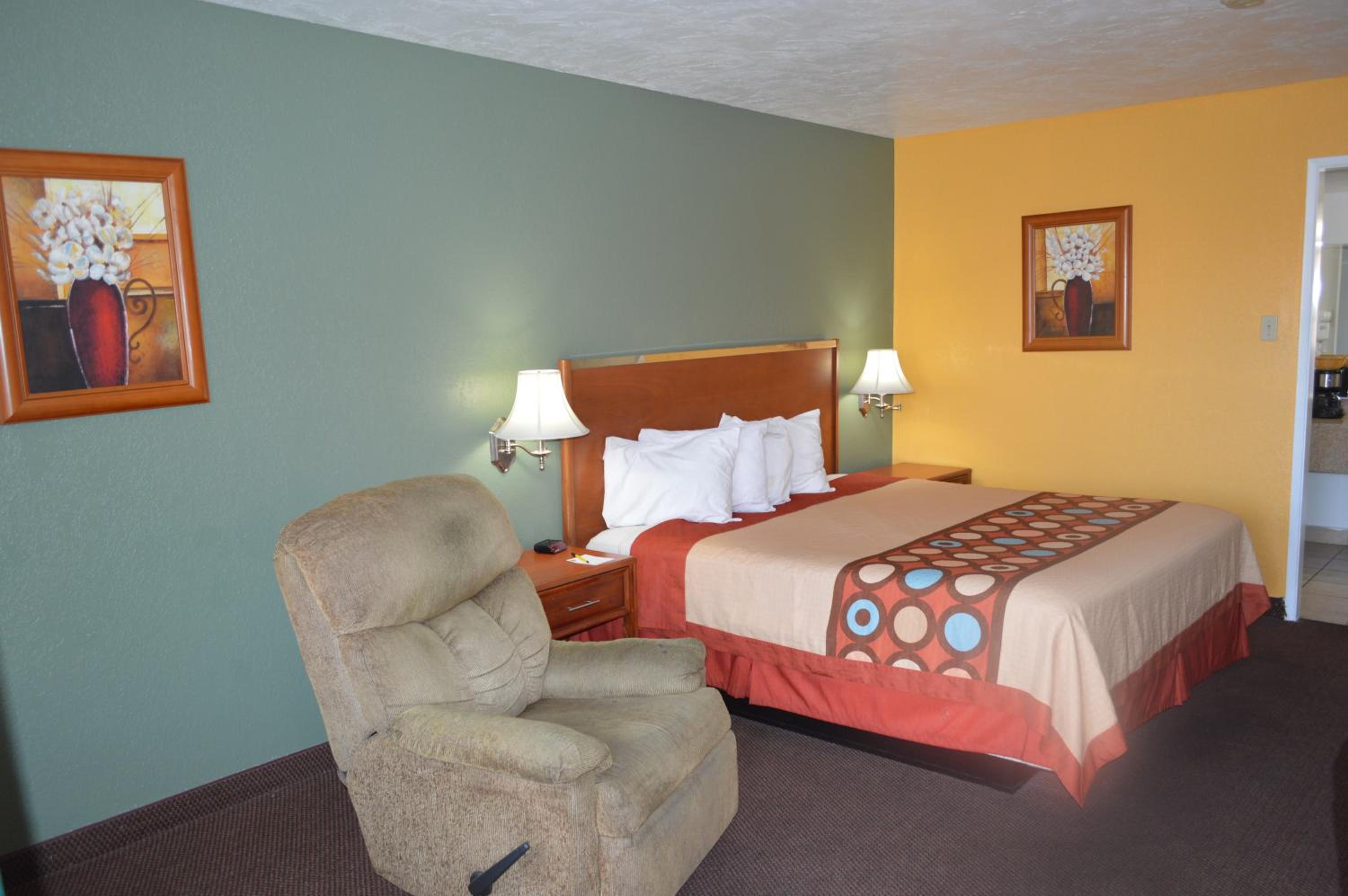 King Room - Non-Smoking - Photo 1