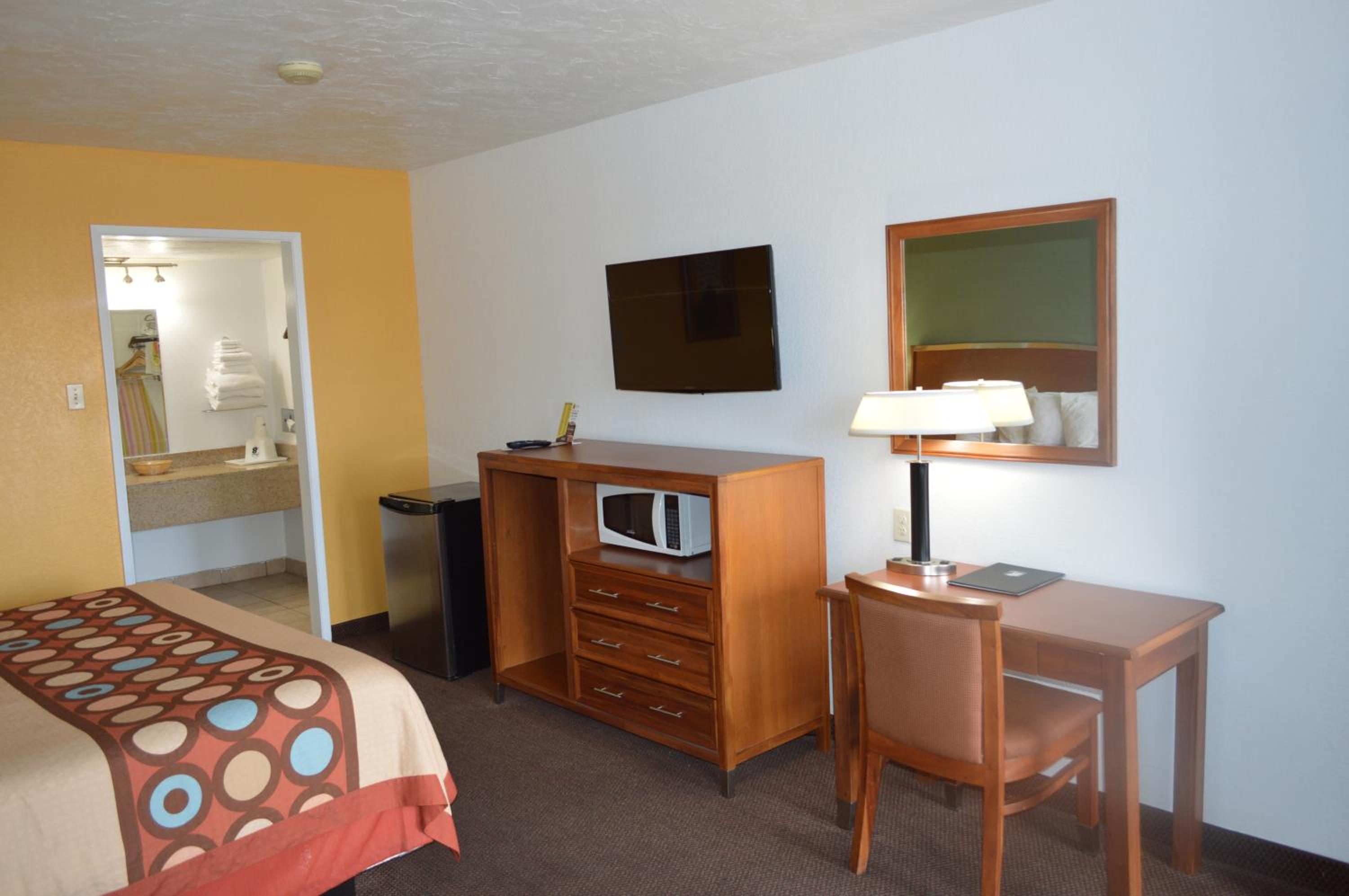 Queen Suite - Non-Smoking - Photo 4