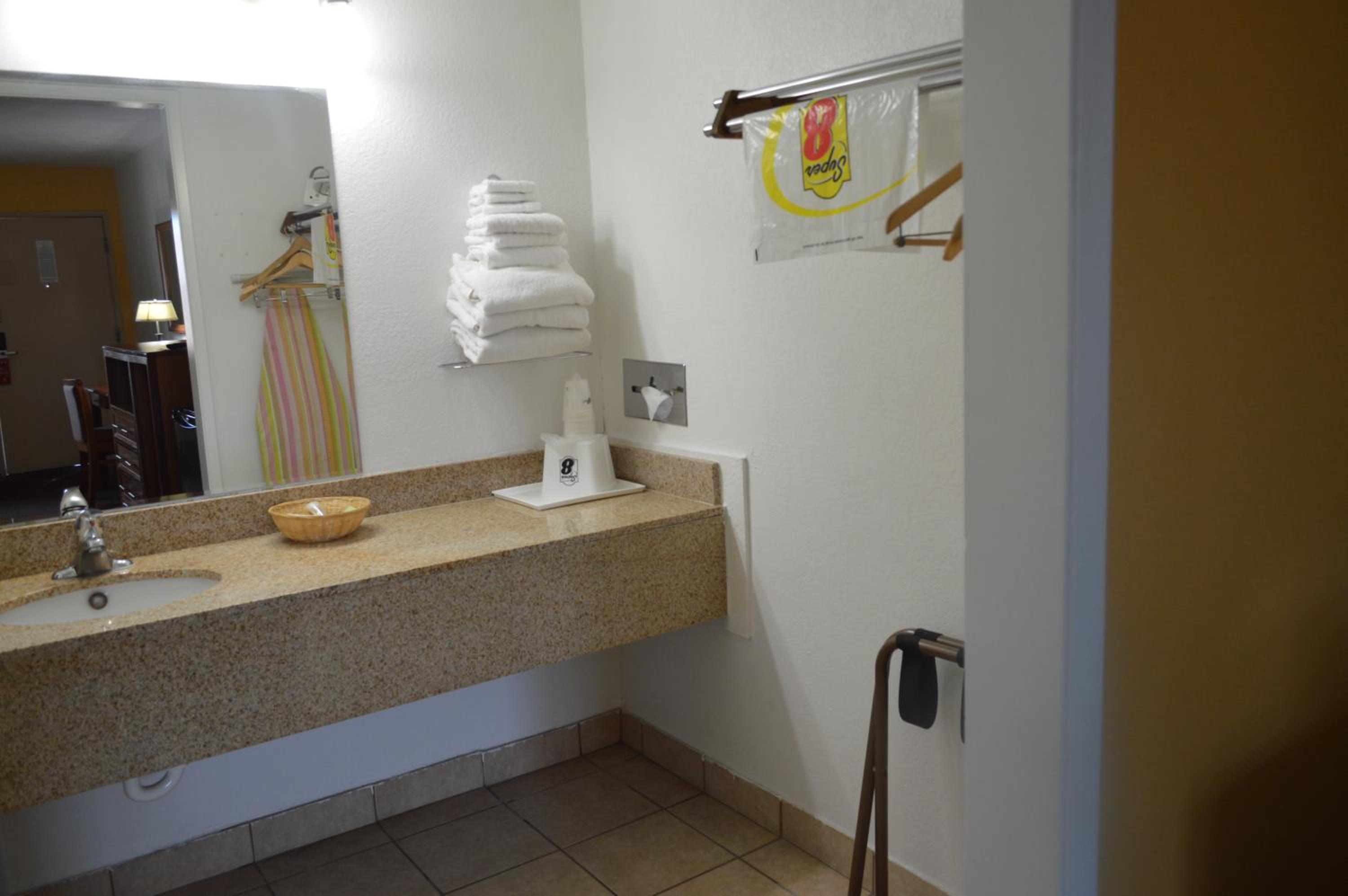 King Room - Non-Smoking - Photo 4