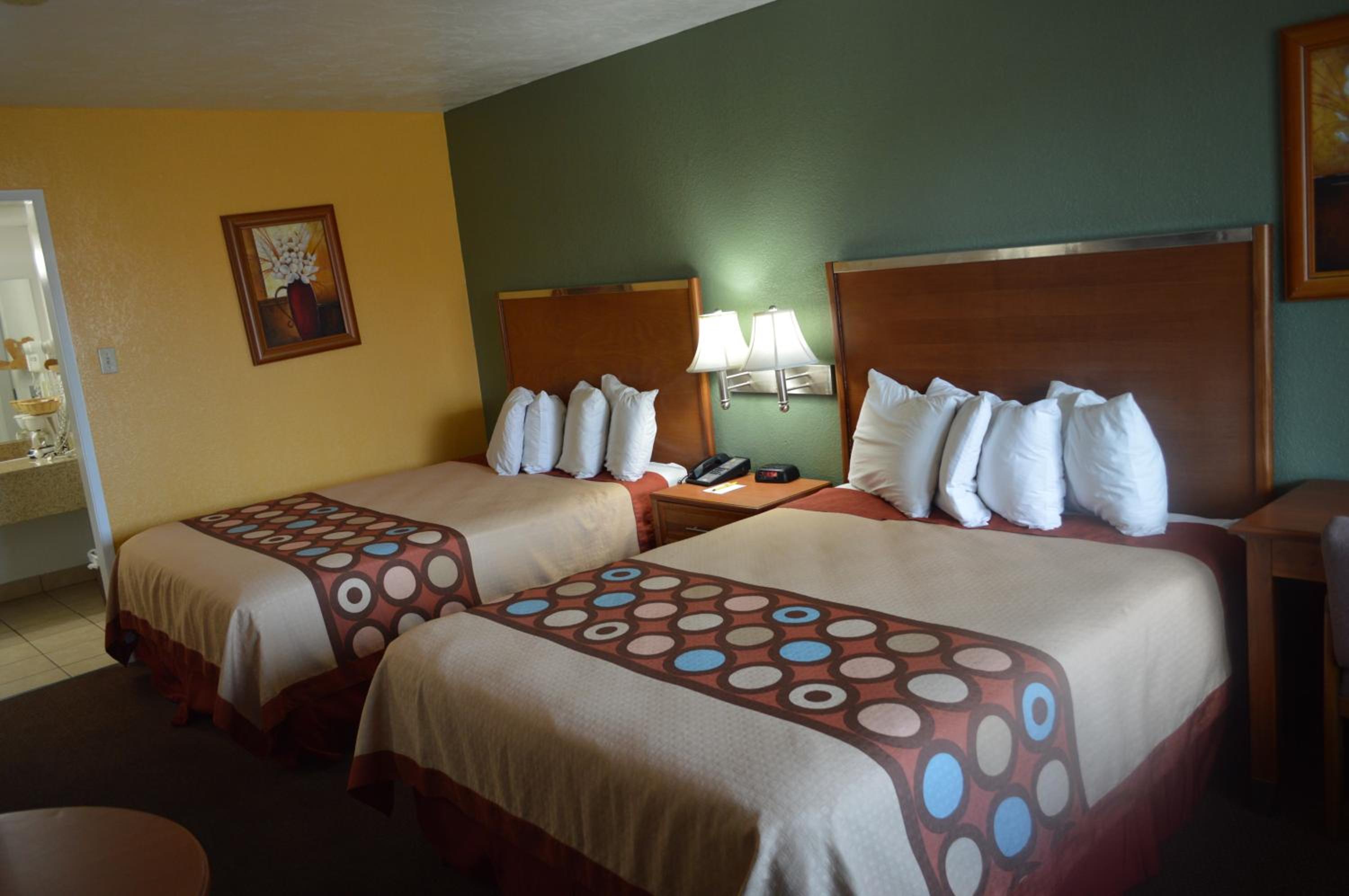 Queen Room with Two Queen Beds - Non-Smoking - Photo 2