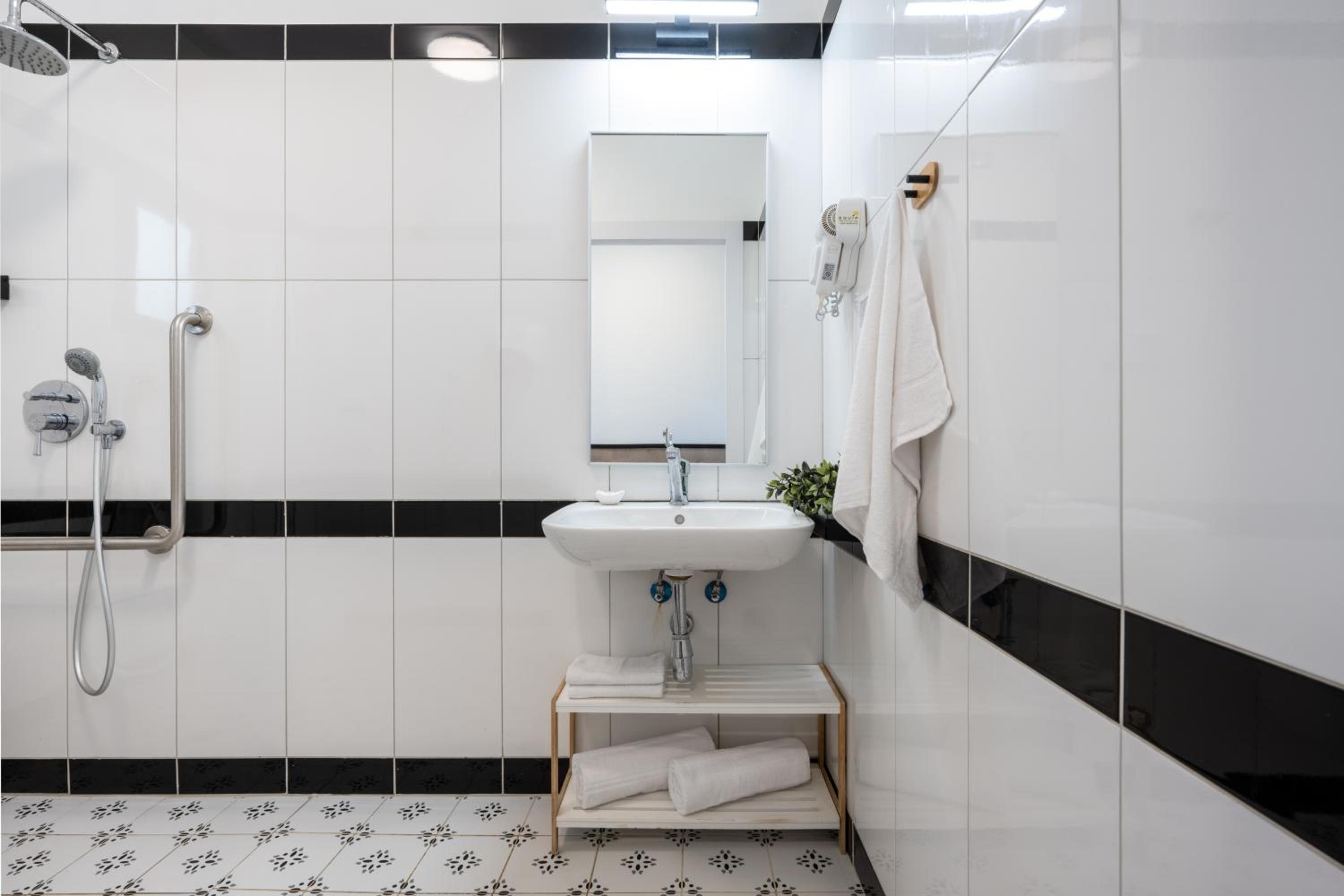 Double or Twin Room - Disability Access - Photo 6