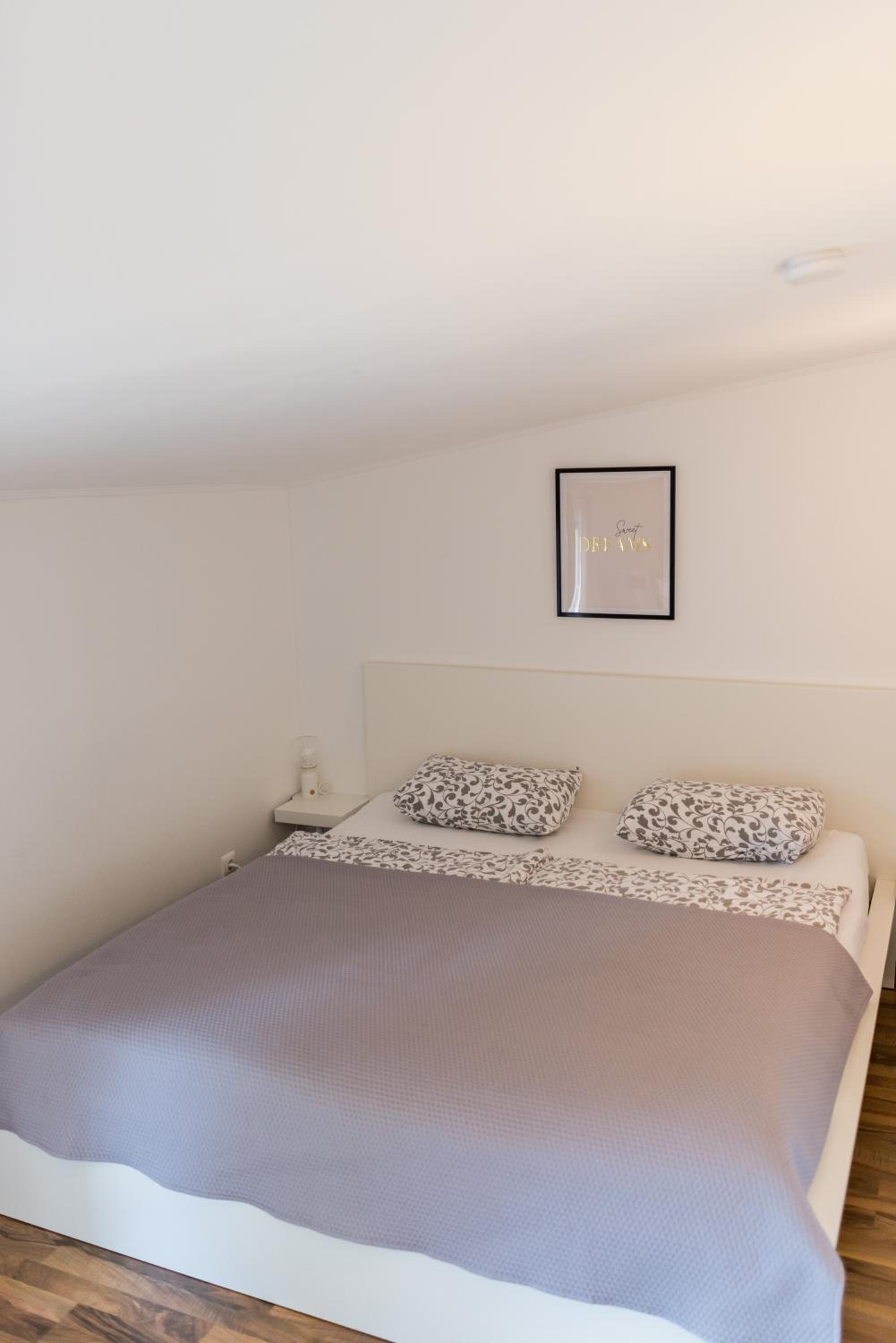 Apartment with Terrace - Photo 7