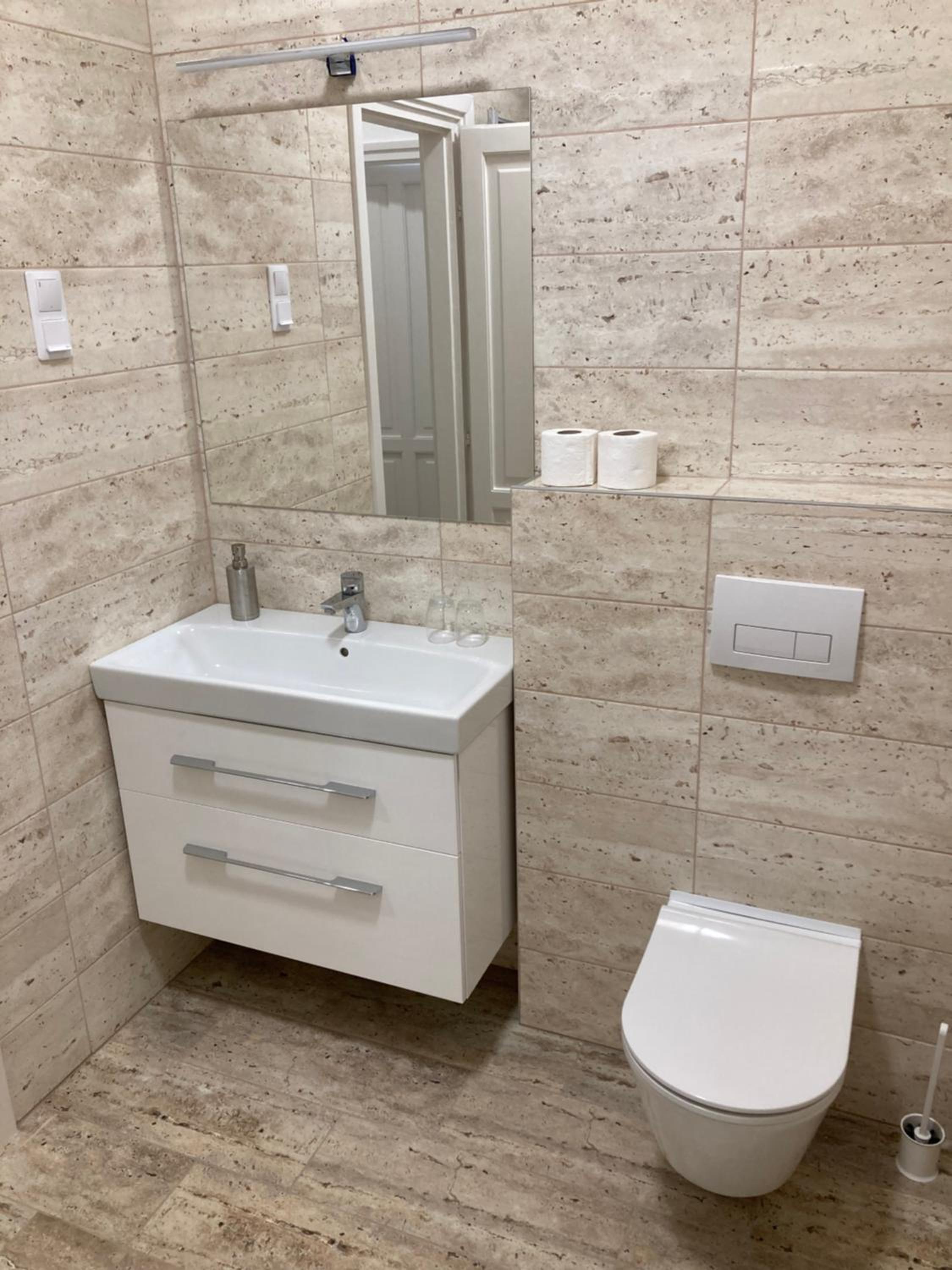 Double Room with Private Bathroom - Photo 4