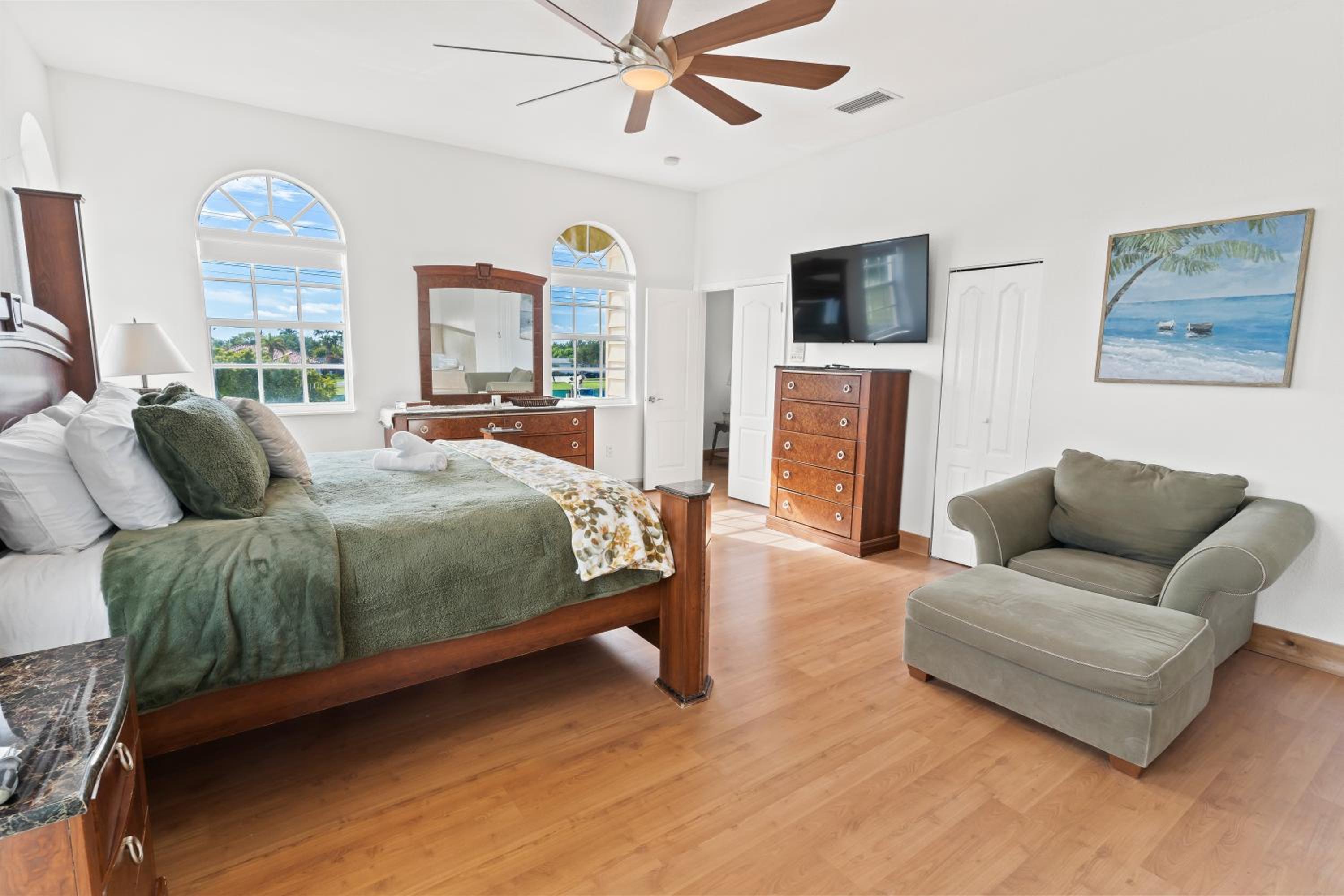 Six-Bedroom House photo 2