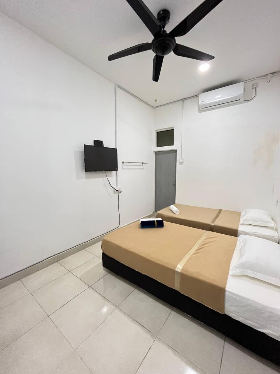 Standard Twin Room - Photo 3