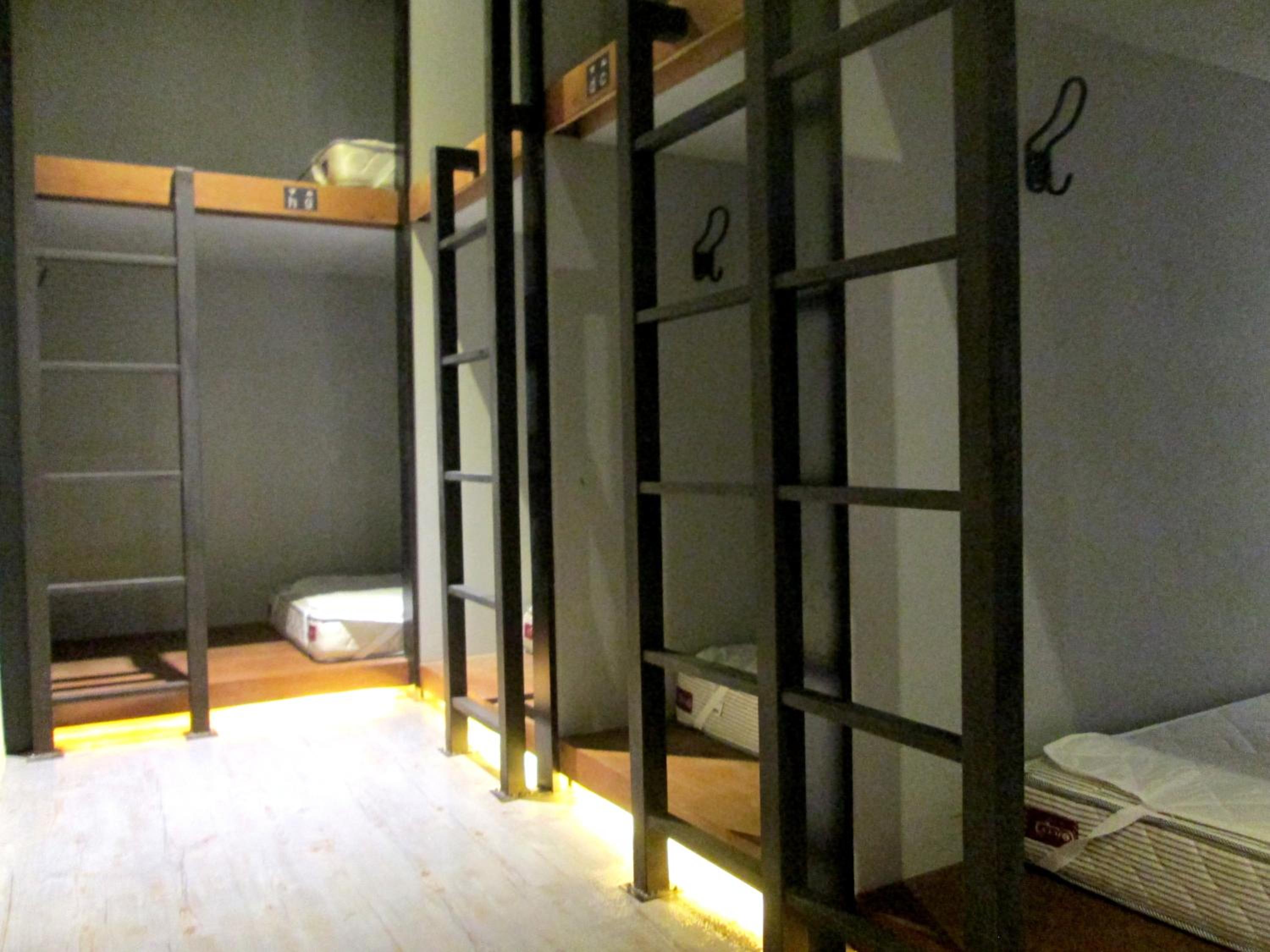 8-Bed Mixed Dormitory Room photo 1