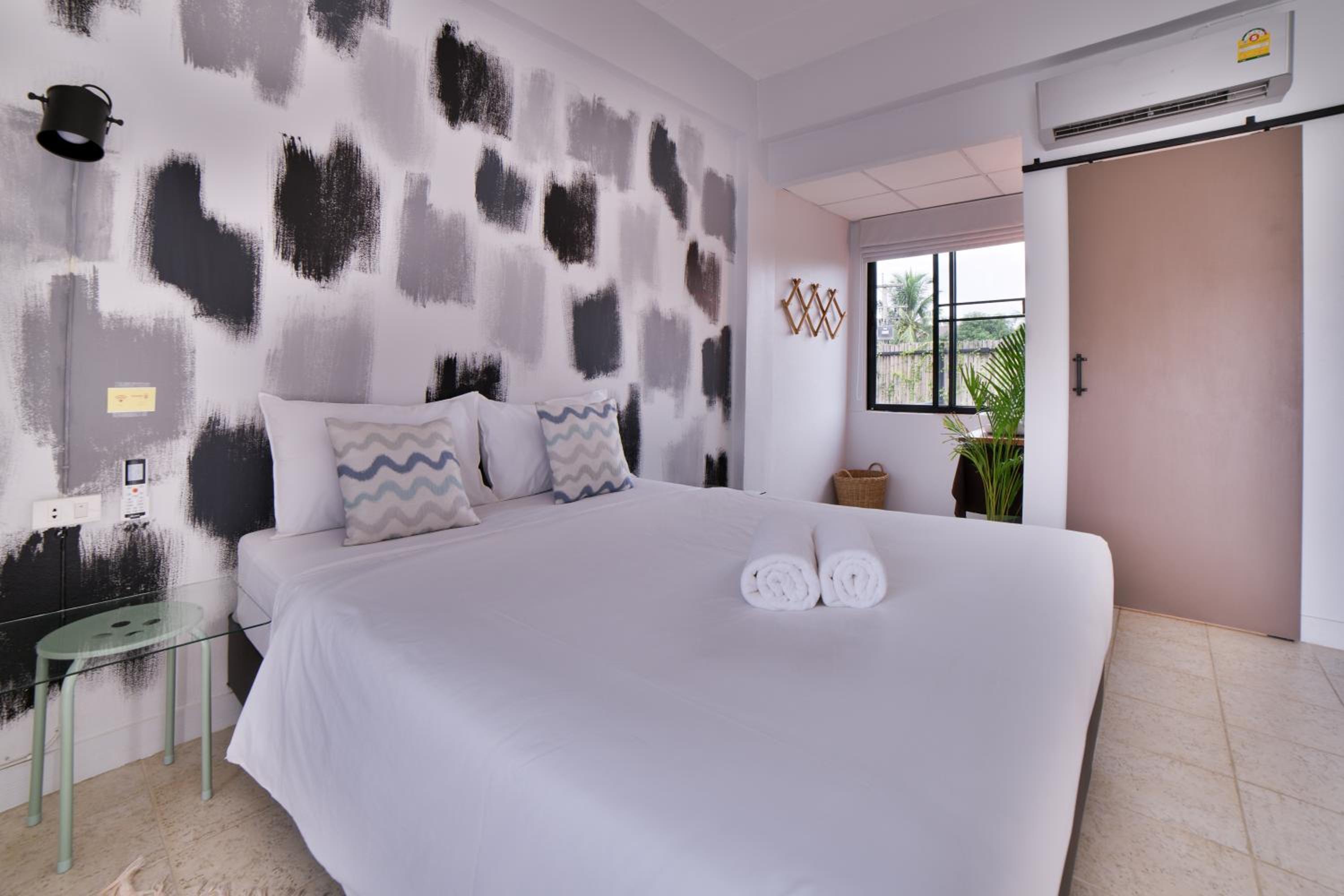 Queen Room with Garden View - Photo 1