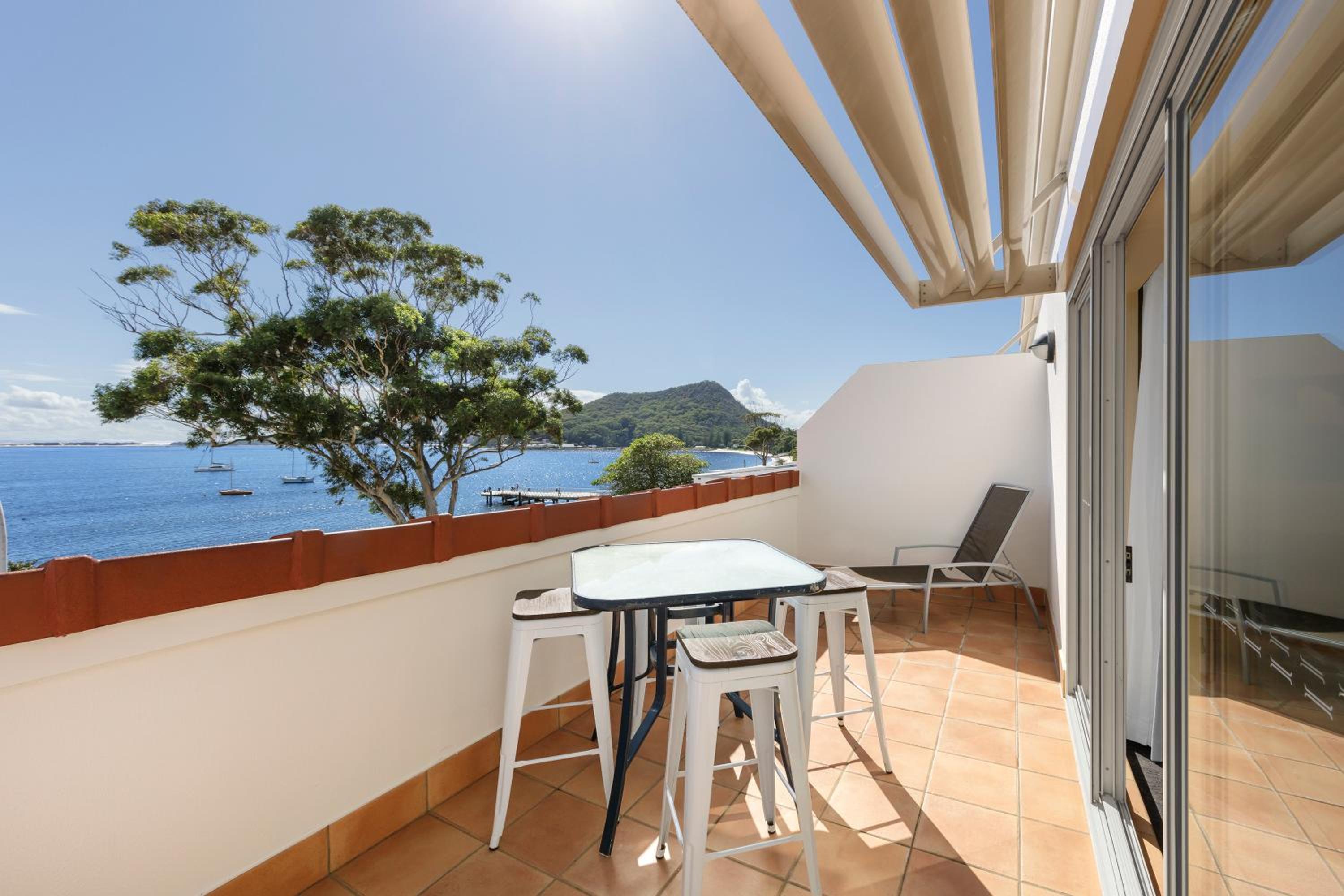 Deluxe Two-Bedroom Apartment - Beachfront - Photo 6