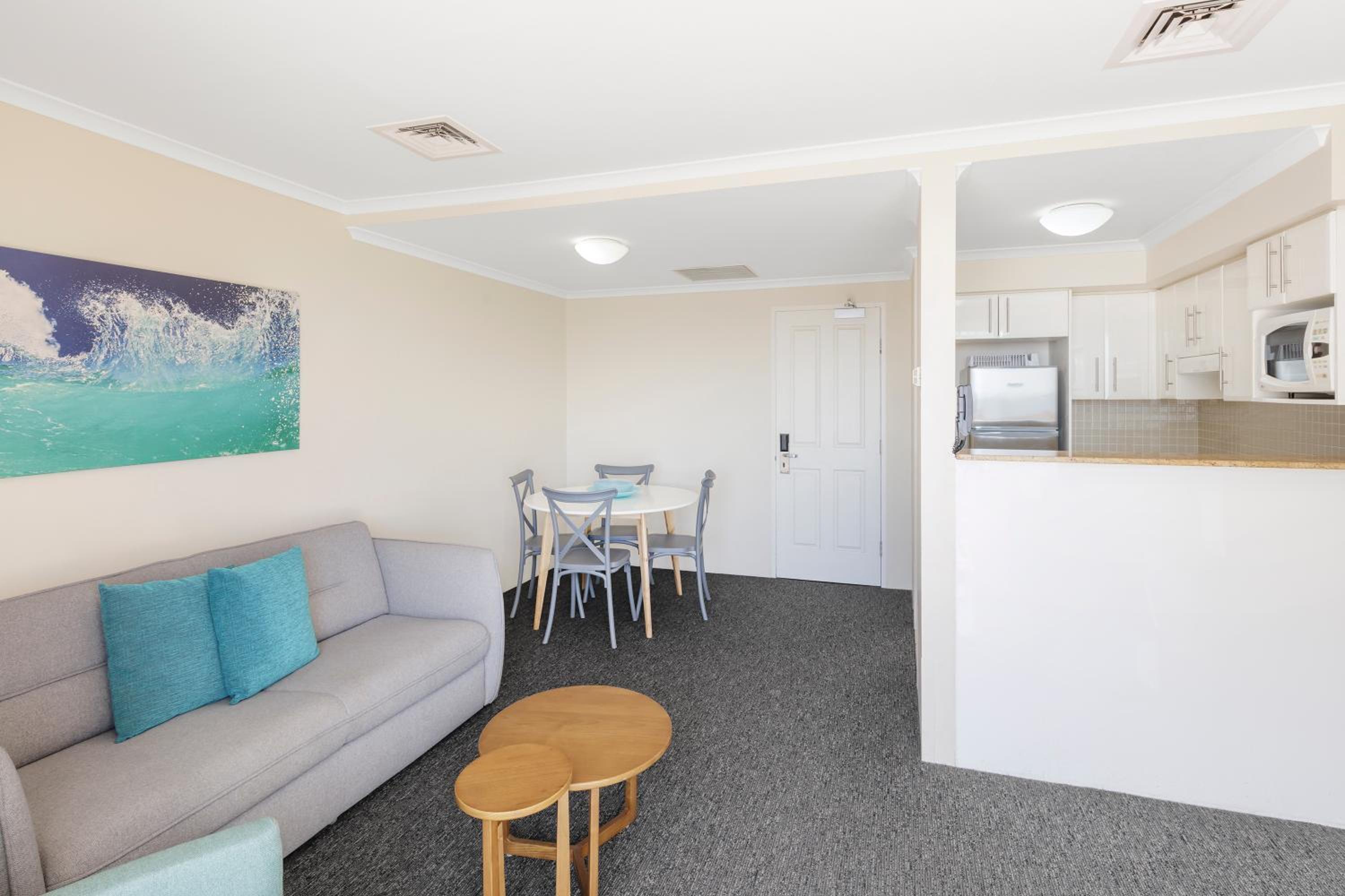 Deluxe Two-Bedroom Apartment - Beachfront - Photo 2