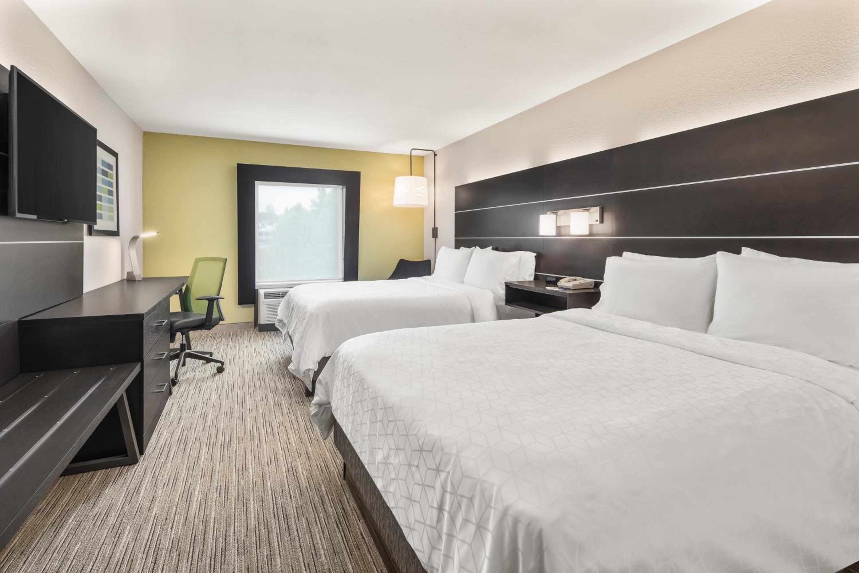 Standard Room with Two Queen Beds - Photo 2