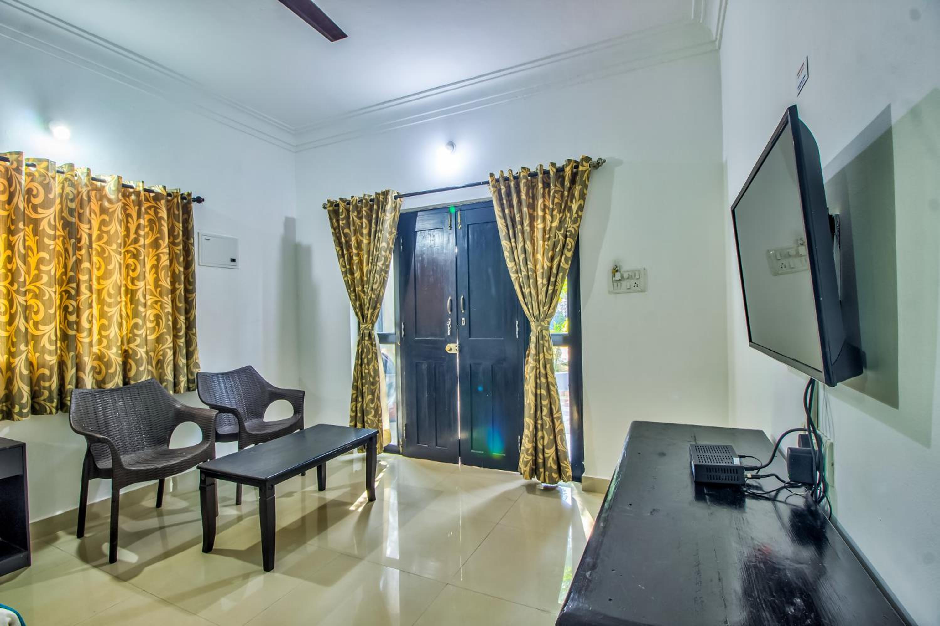 Studio with Balcony - Photo 2