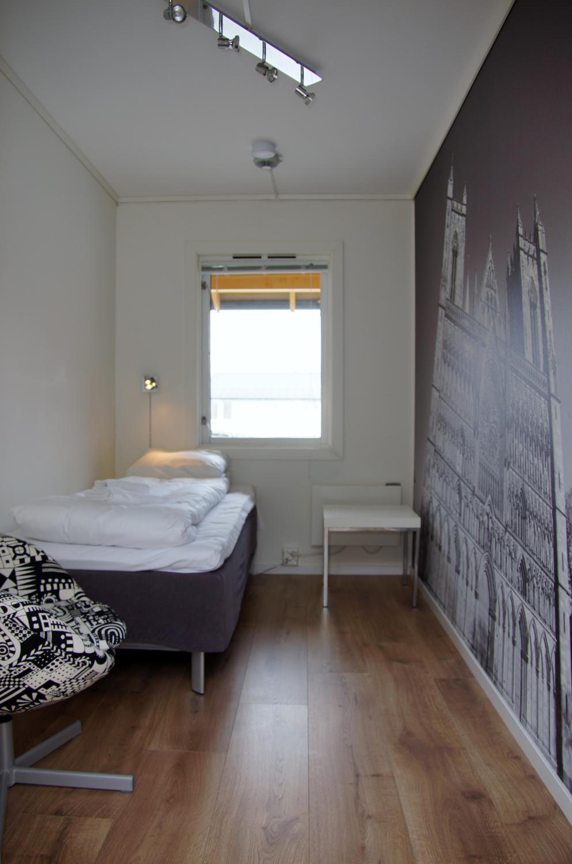 Single Room with Shared Bathroom and Free Parking photo 3