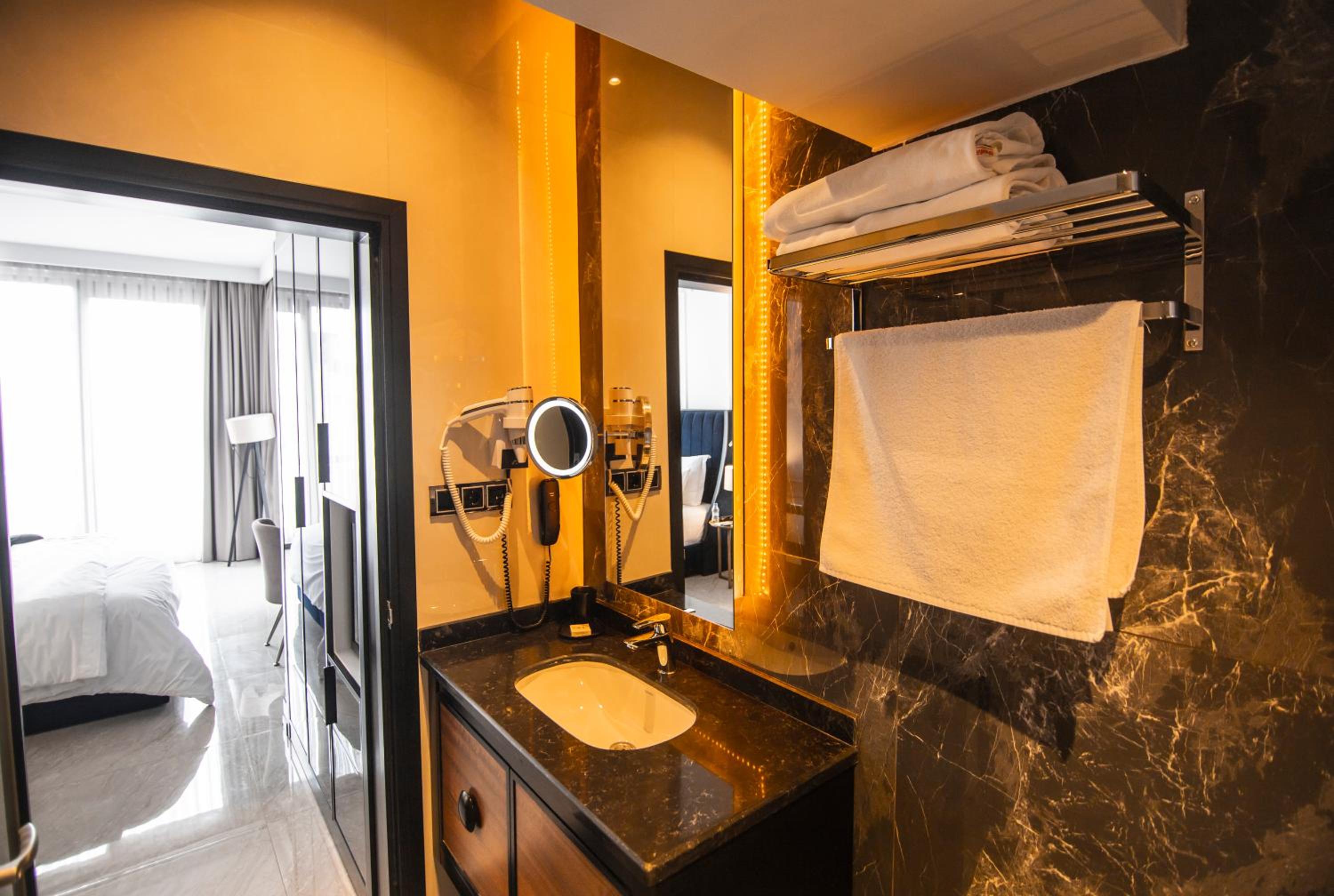Deluxe King Room - Photo 4