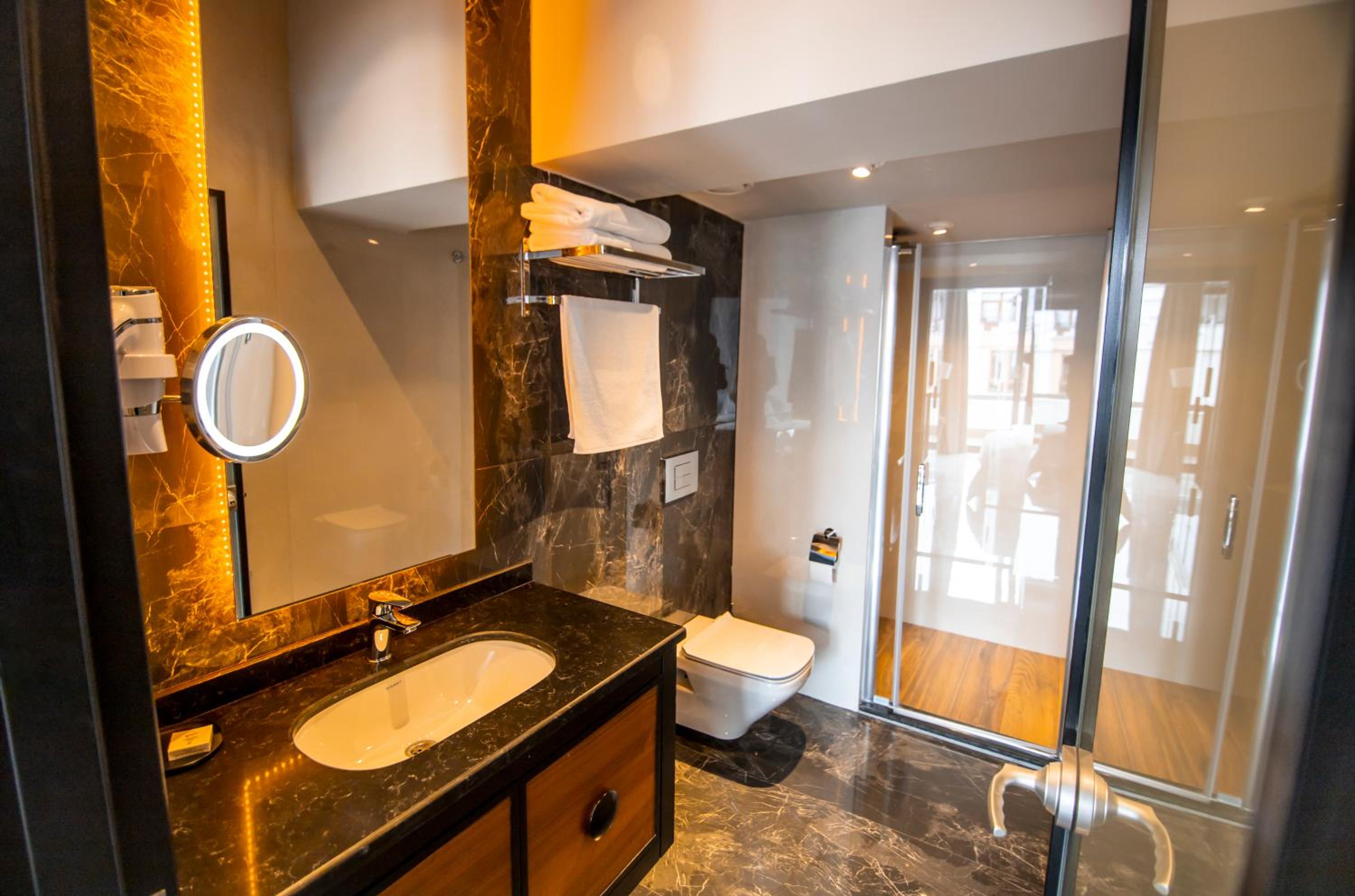 Deluxe King Room - Photo 5