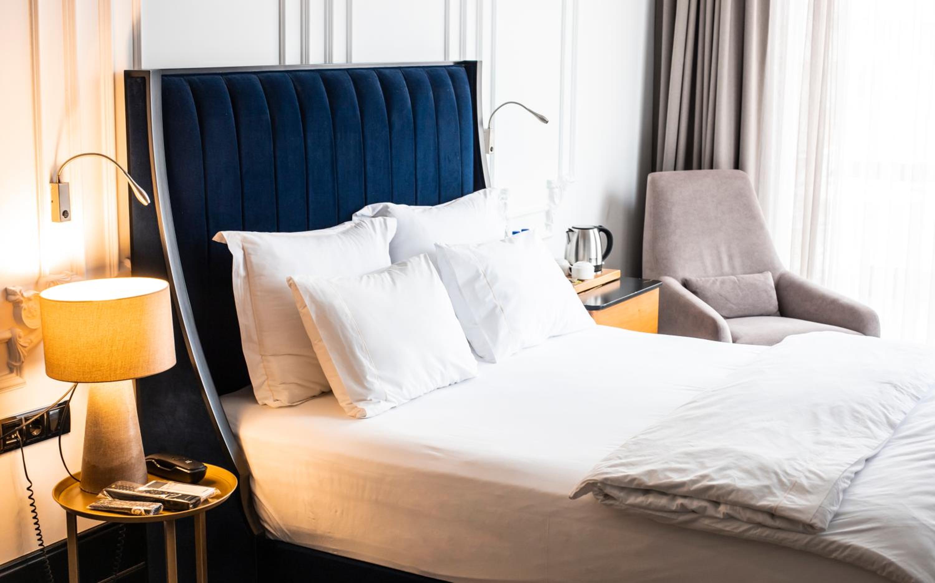 Deluxe King Room - Photo 9