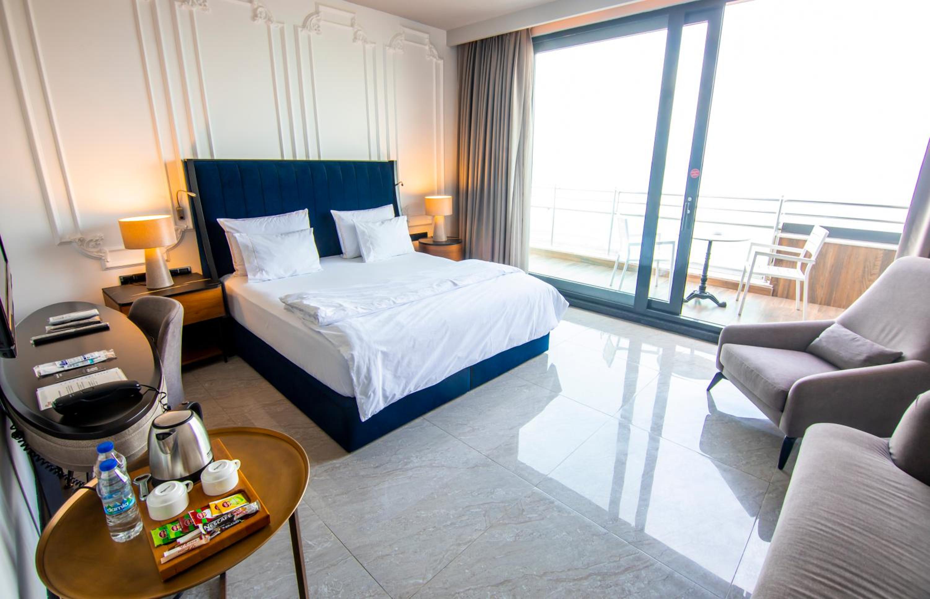 Deluxe King Room - Photo 7
