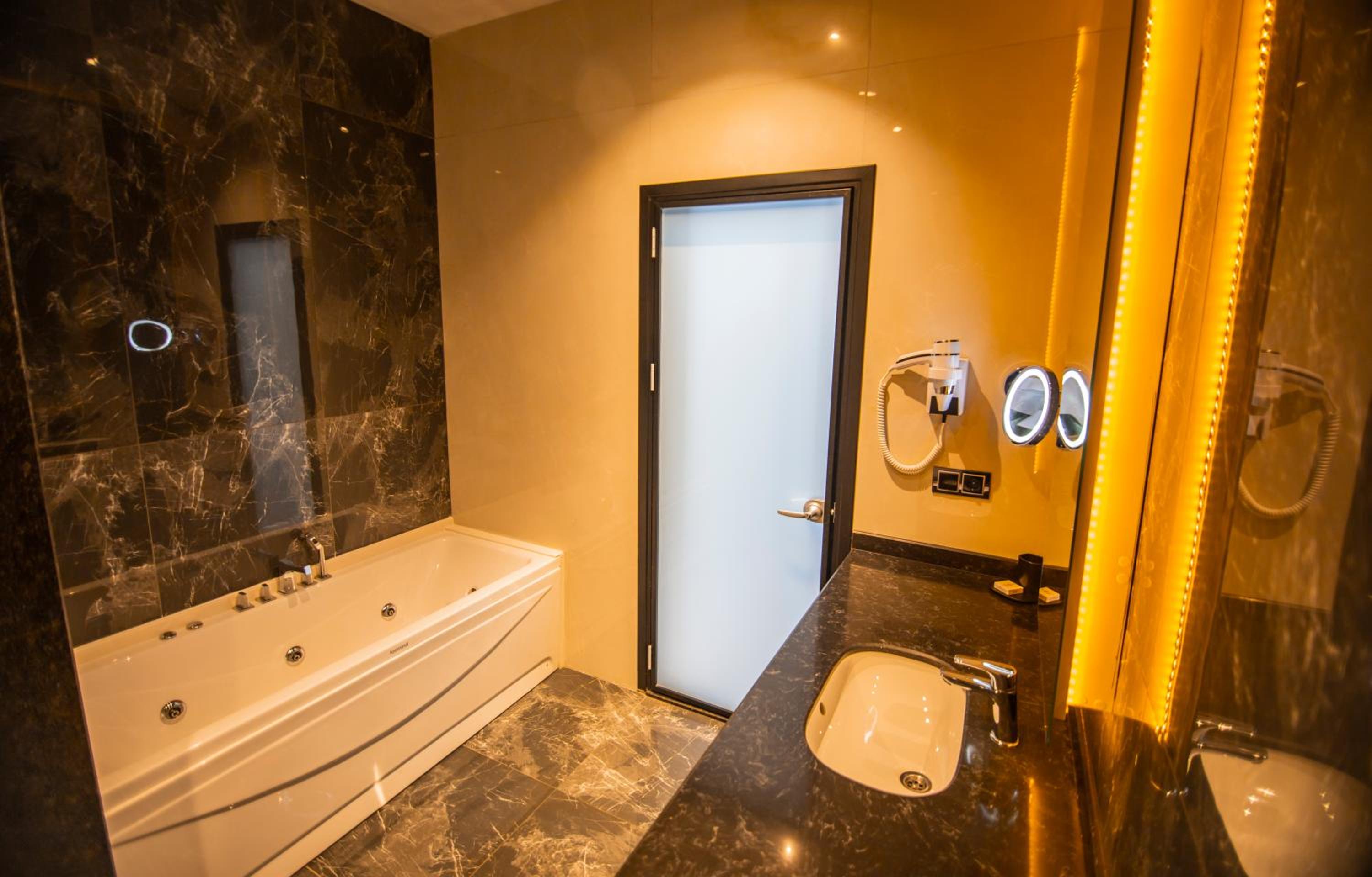 Deluxe King Room - Photo 6