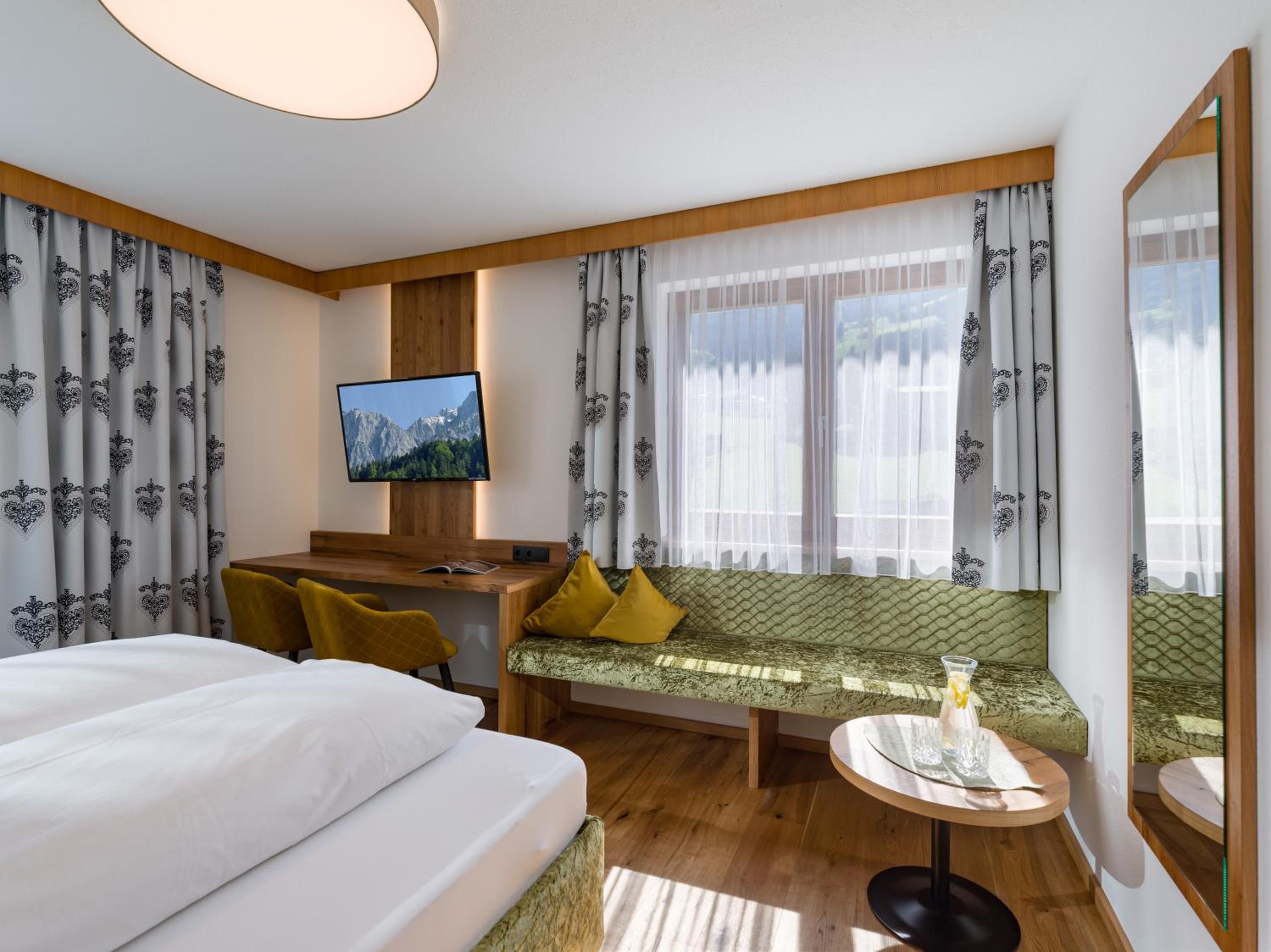 Deluxe Double Room with Balcony - Photo 8
