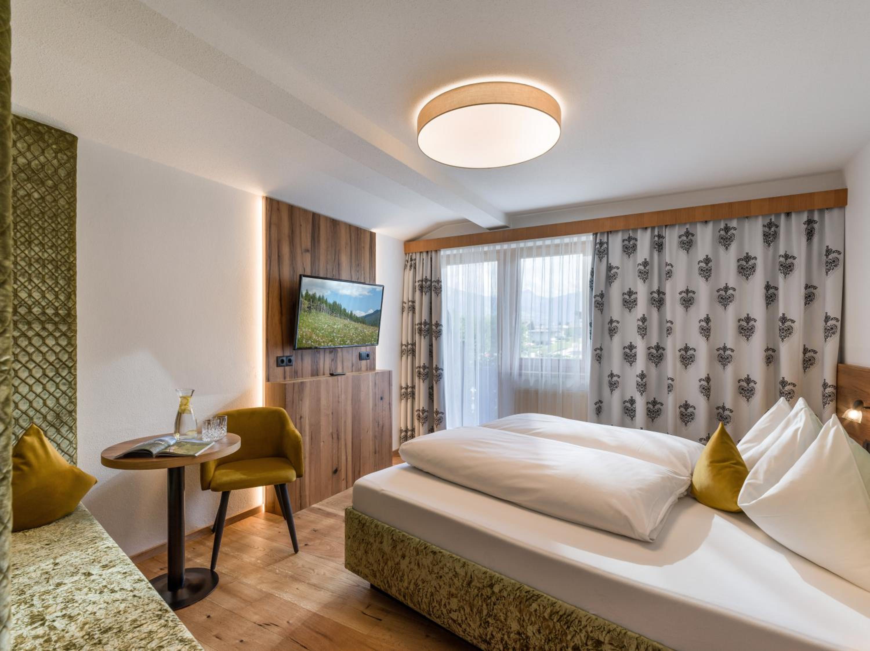 Deluxe Double Room with Balcony - Photo 4