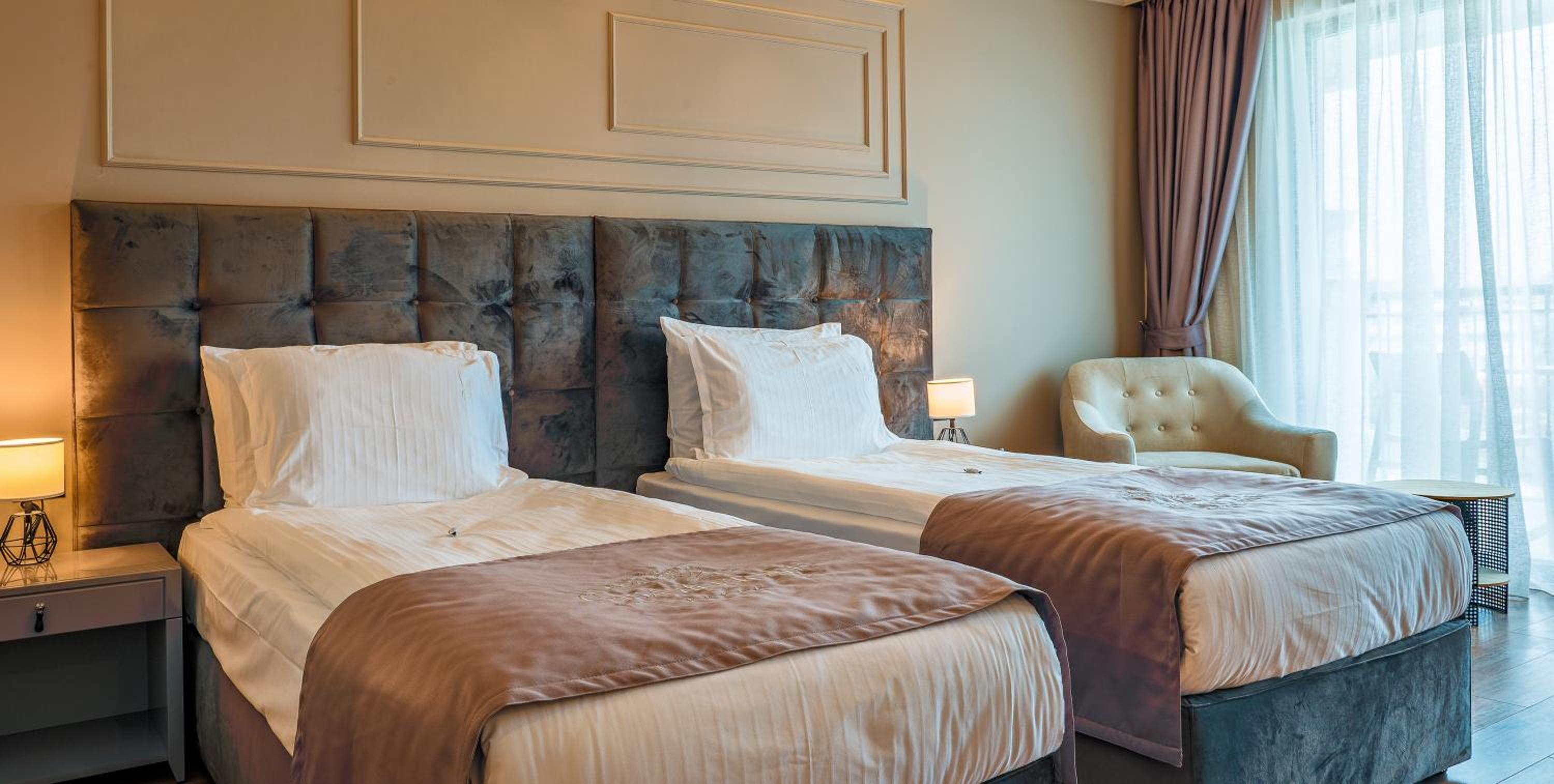 Deluxe Twin Room with Balcony and Land View - Free Parking and SPA Access