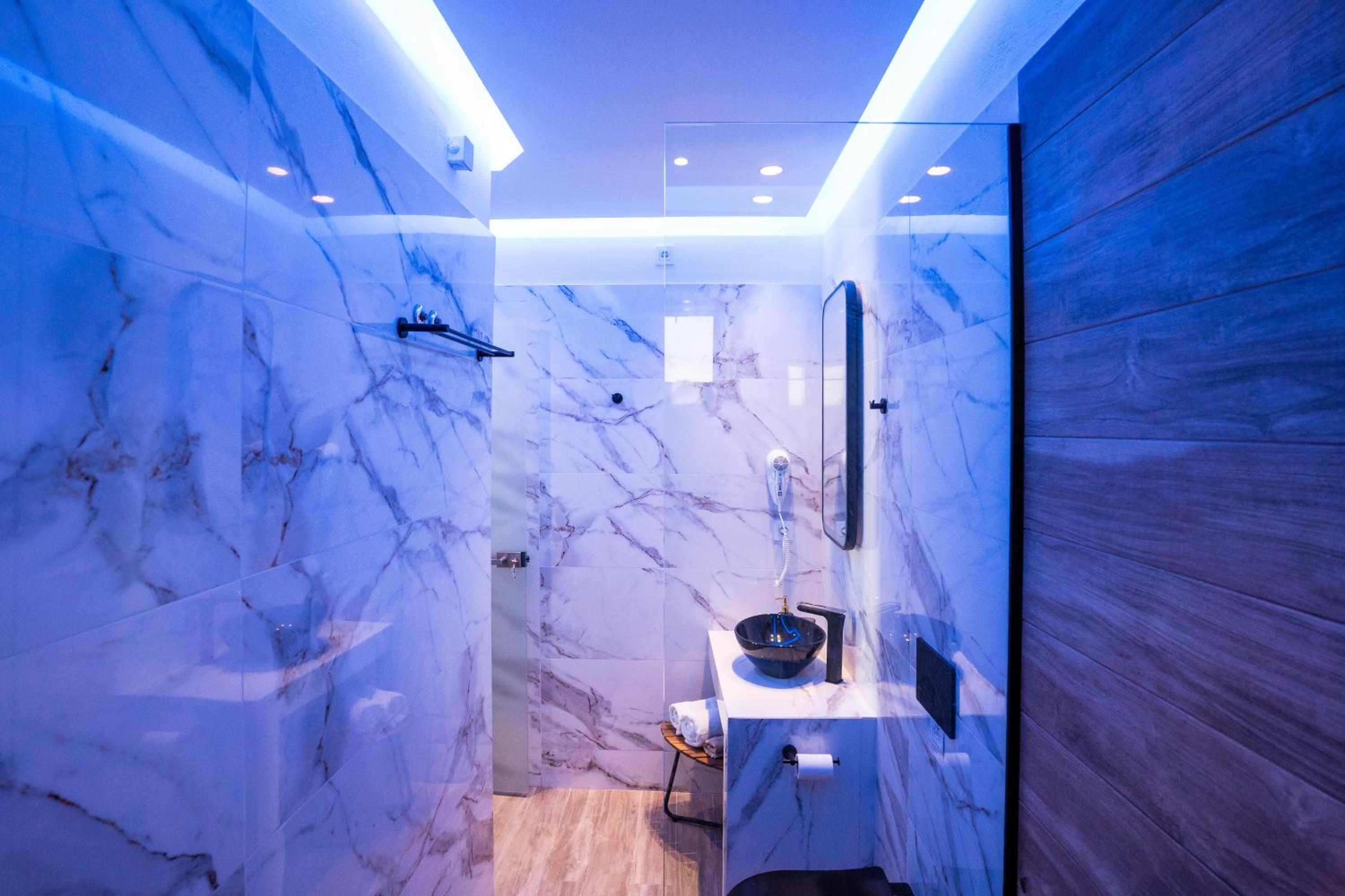 Sea View Suite with Private Hot tub - Photo 41