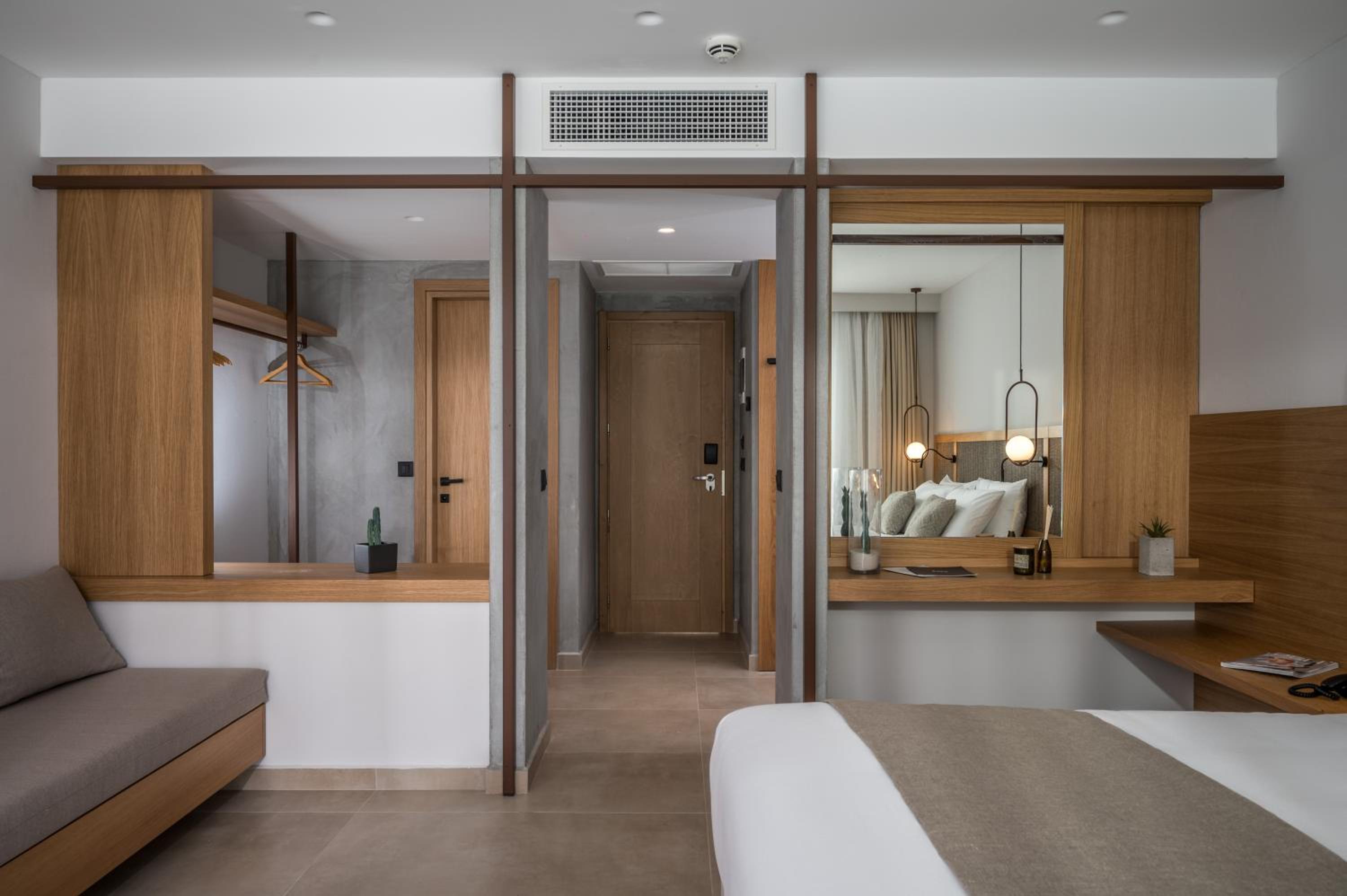 Deluxe Room with Pool Access photo 2