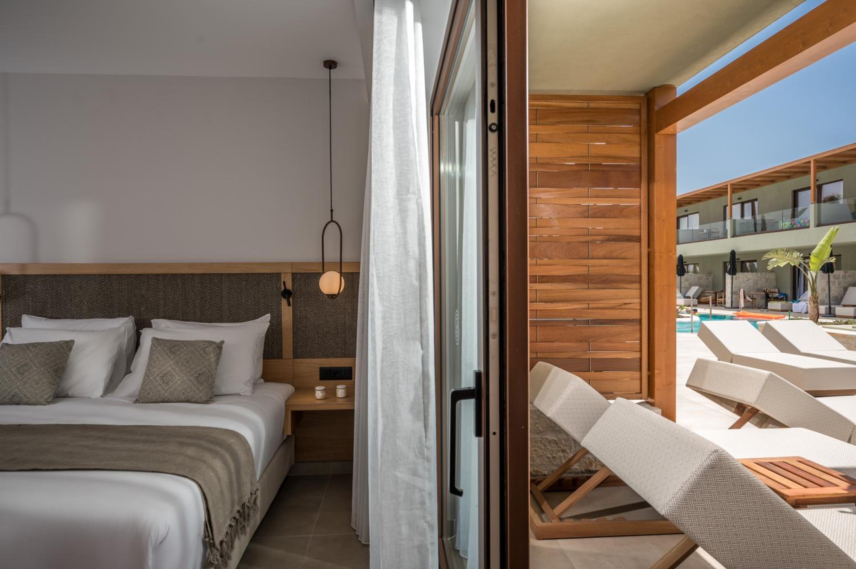 Deluxe Room with Pool Access photo 3