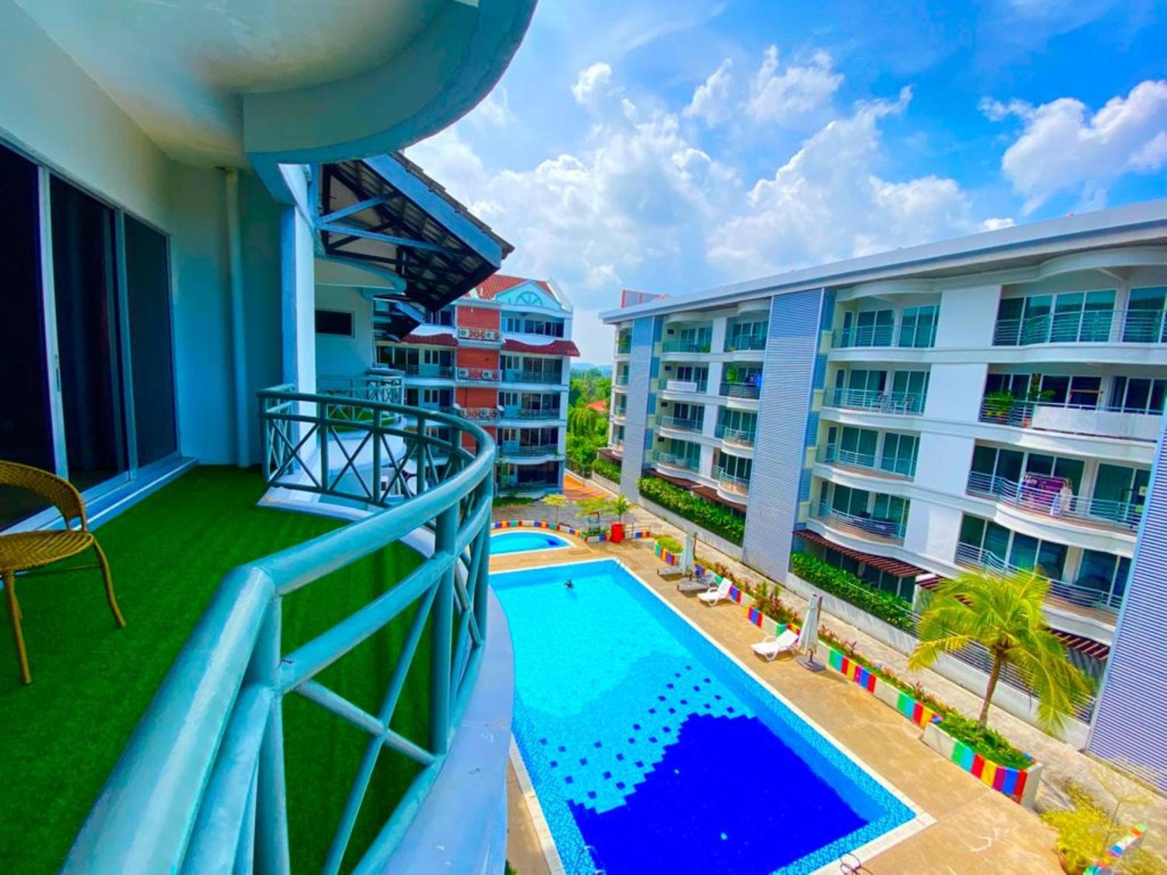 Two-Bedroom Apartment with Pool View photo 2