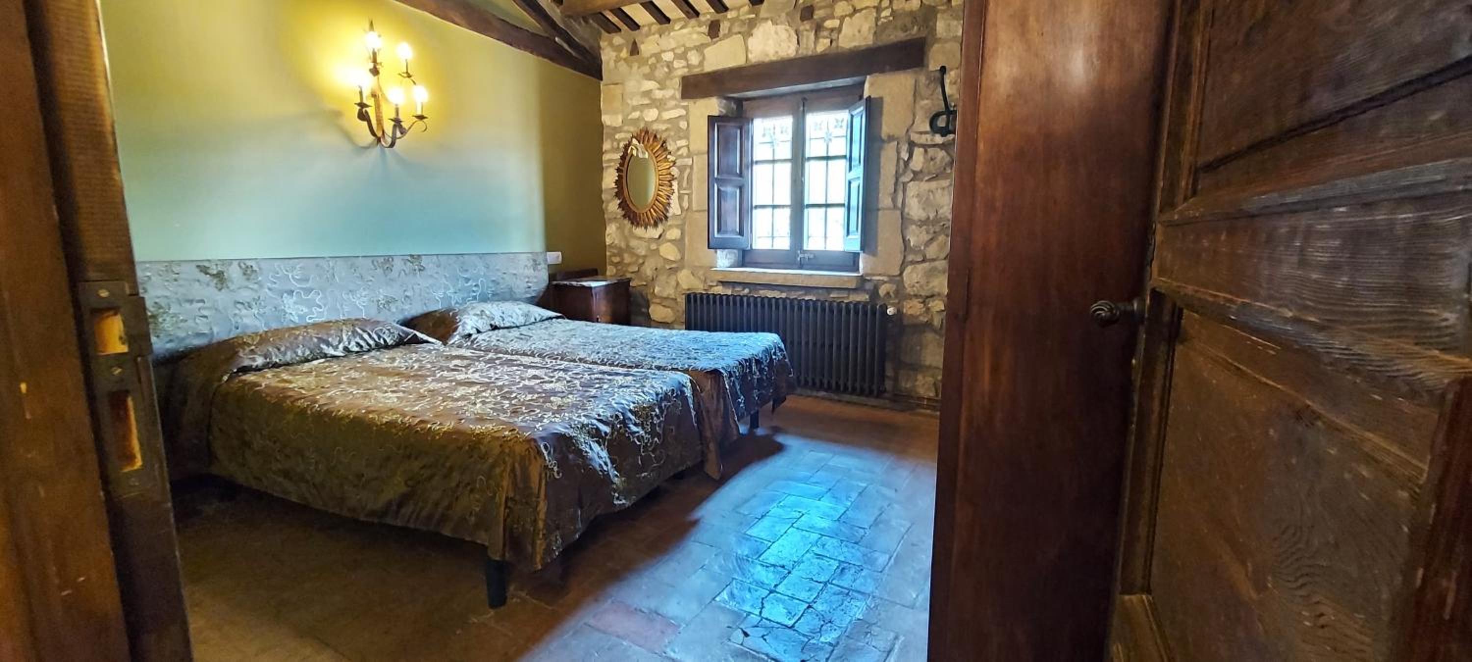 Eight-Bedroom Castle photo 2