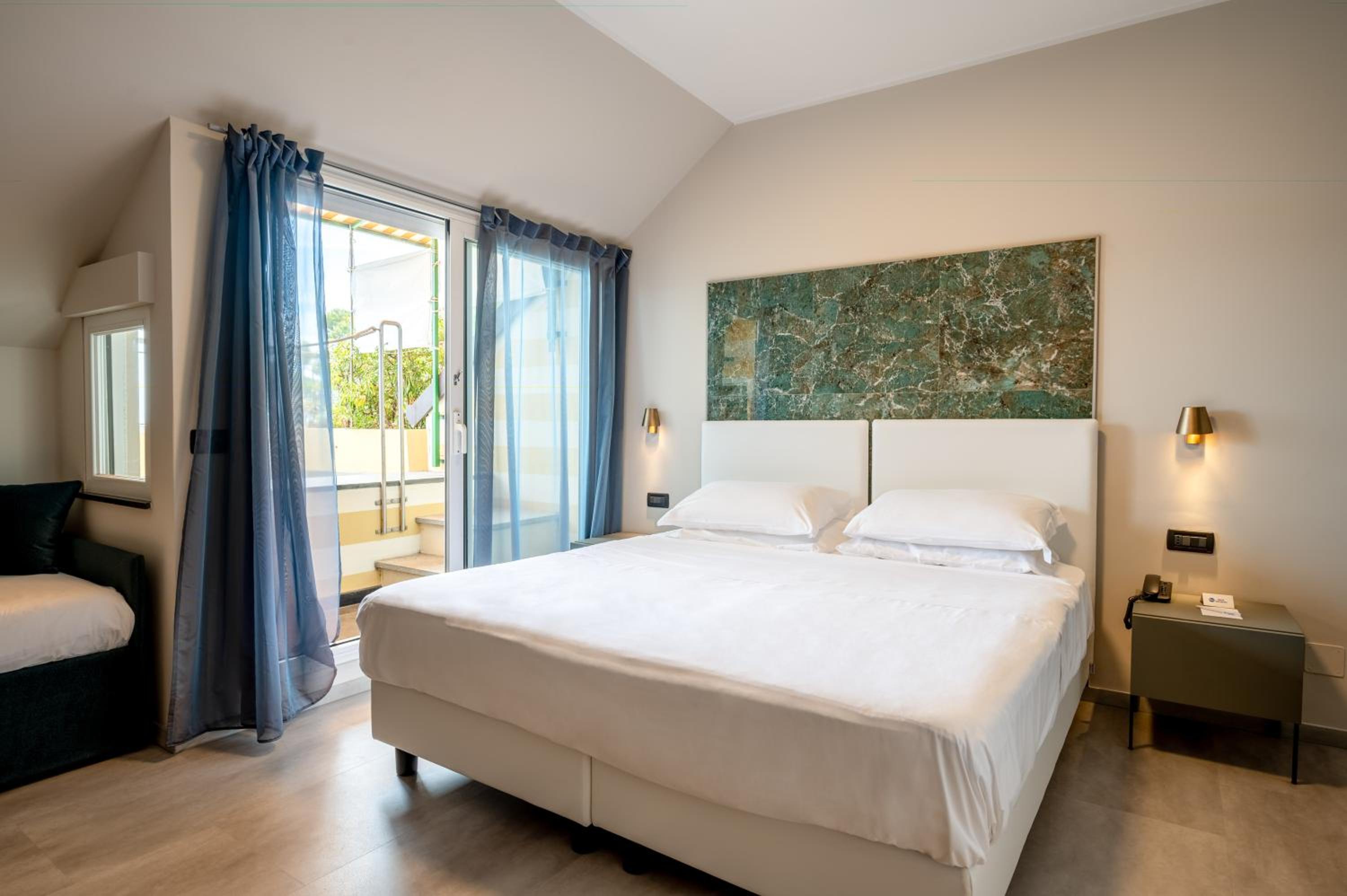 Room with Queen and Single Bed - Sea View - Photo 6