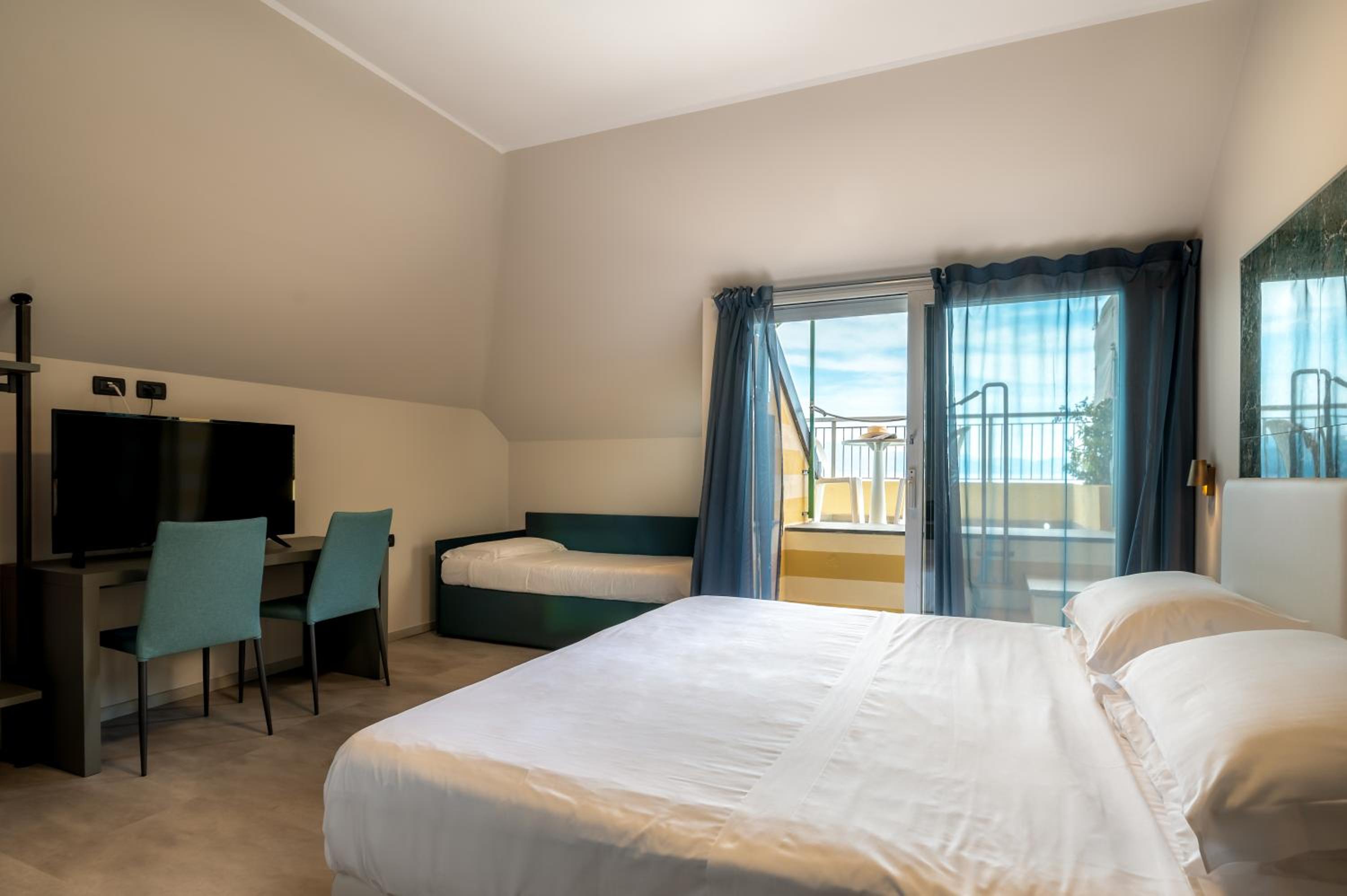 Room with Queen and Single Bed - Sea View - Photo 5