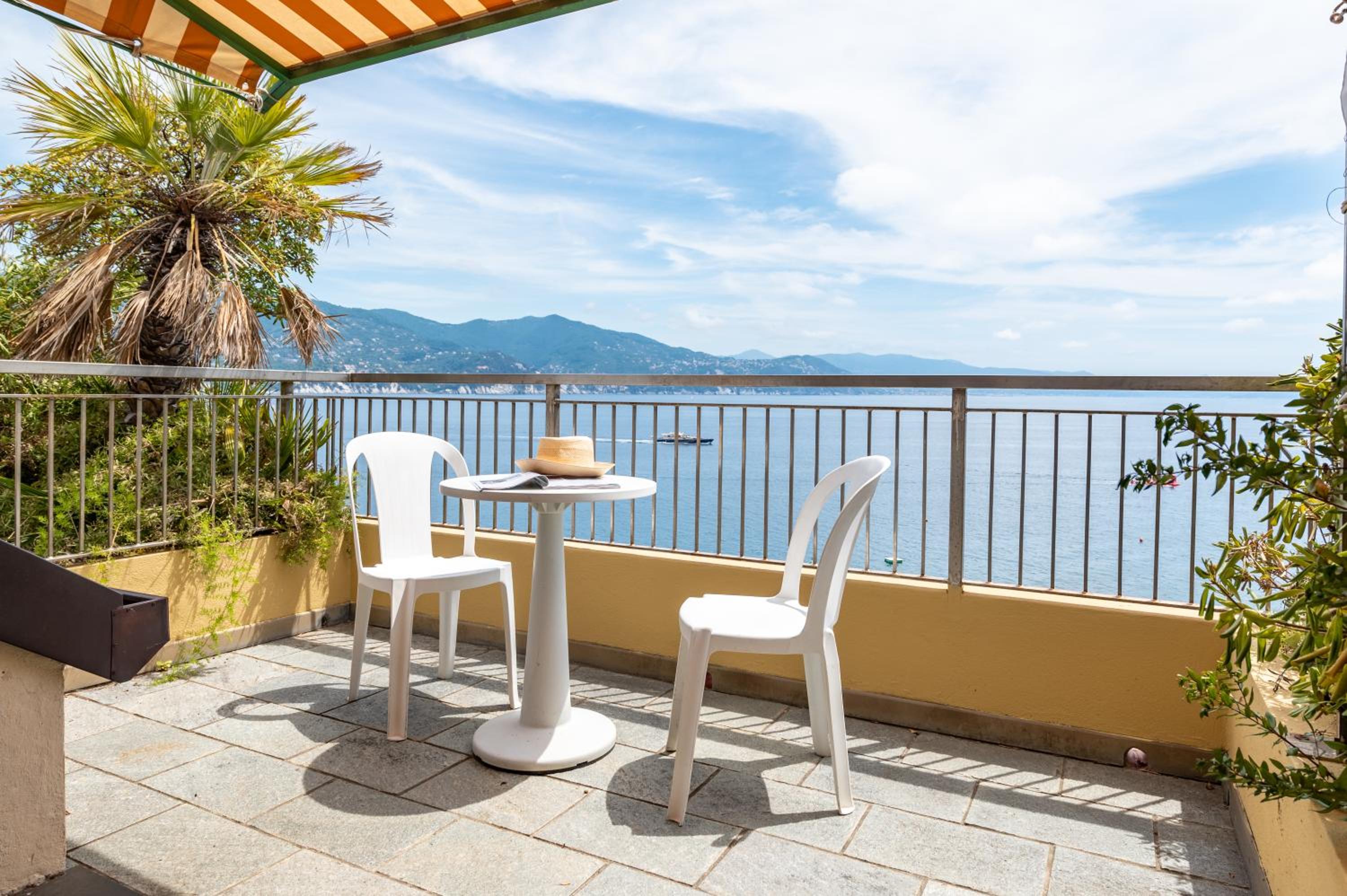 Room with Queen and Single Bed - Sea View - Photo 3