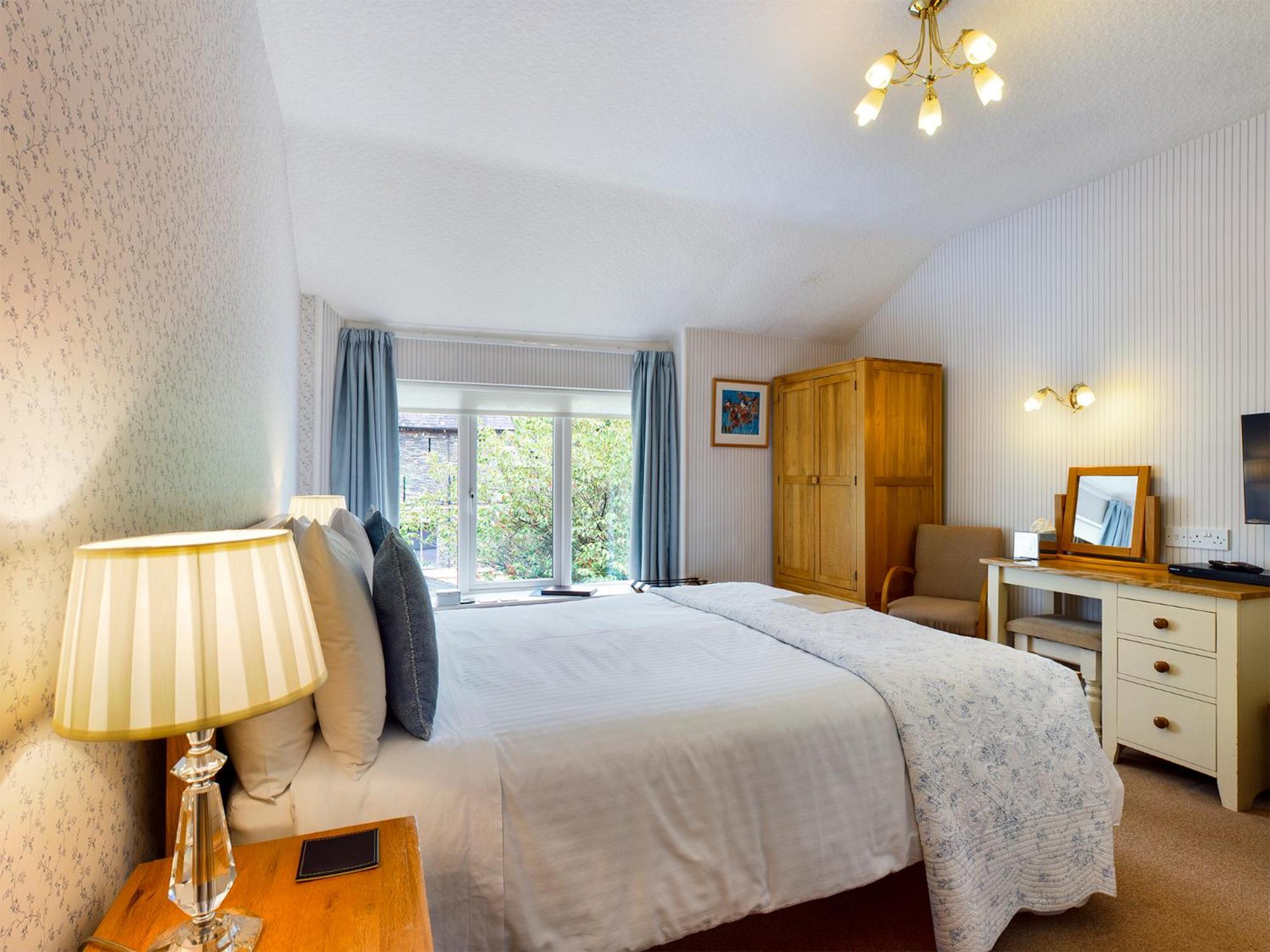 Economy King Room with Bath/Shower