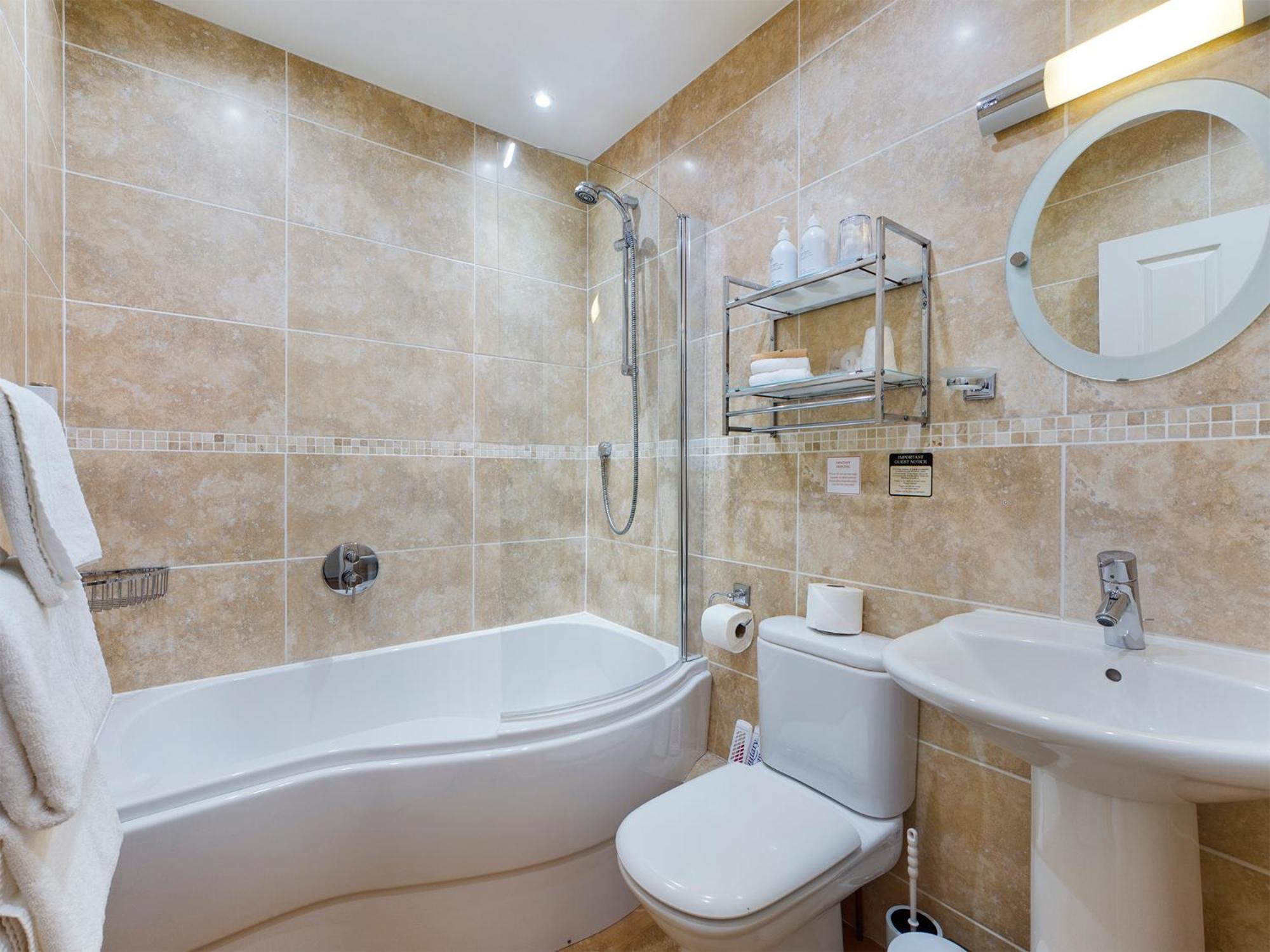 Economy King Room with Bath/Shower photo 3
