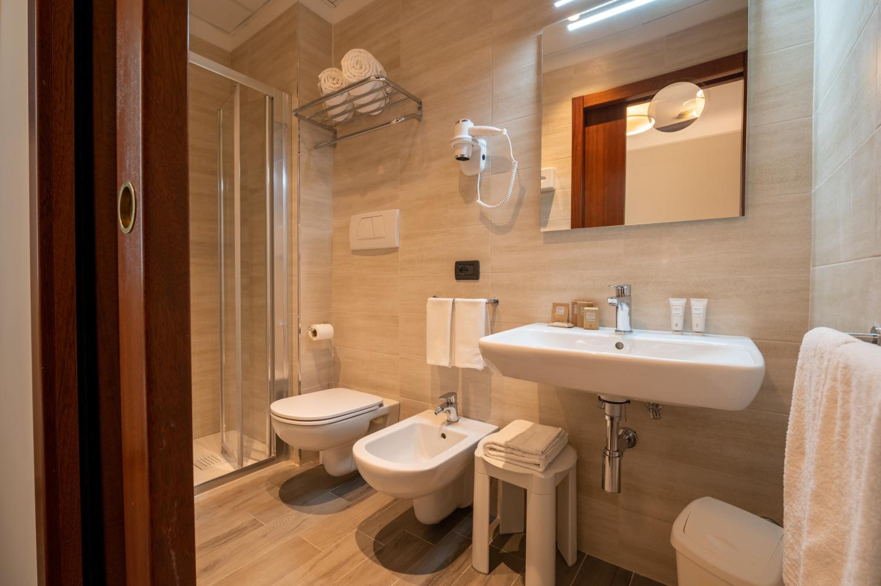 Double or Twin Room - Photo 8