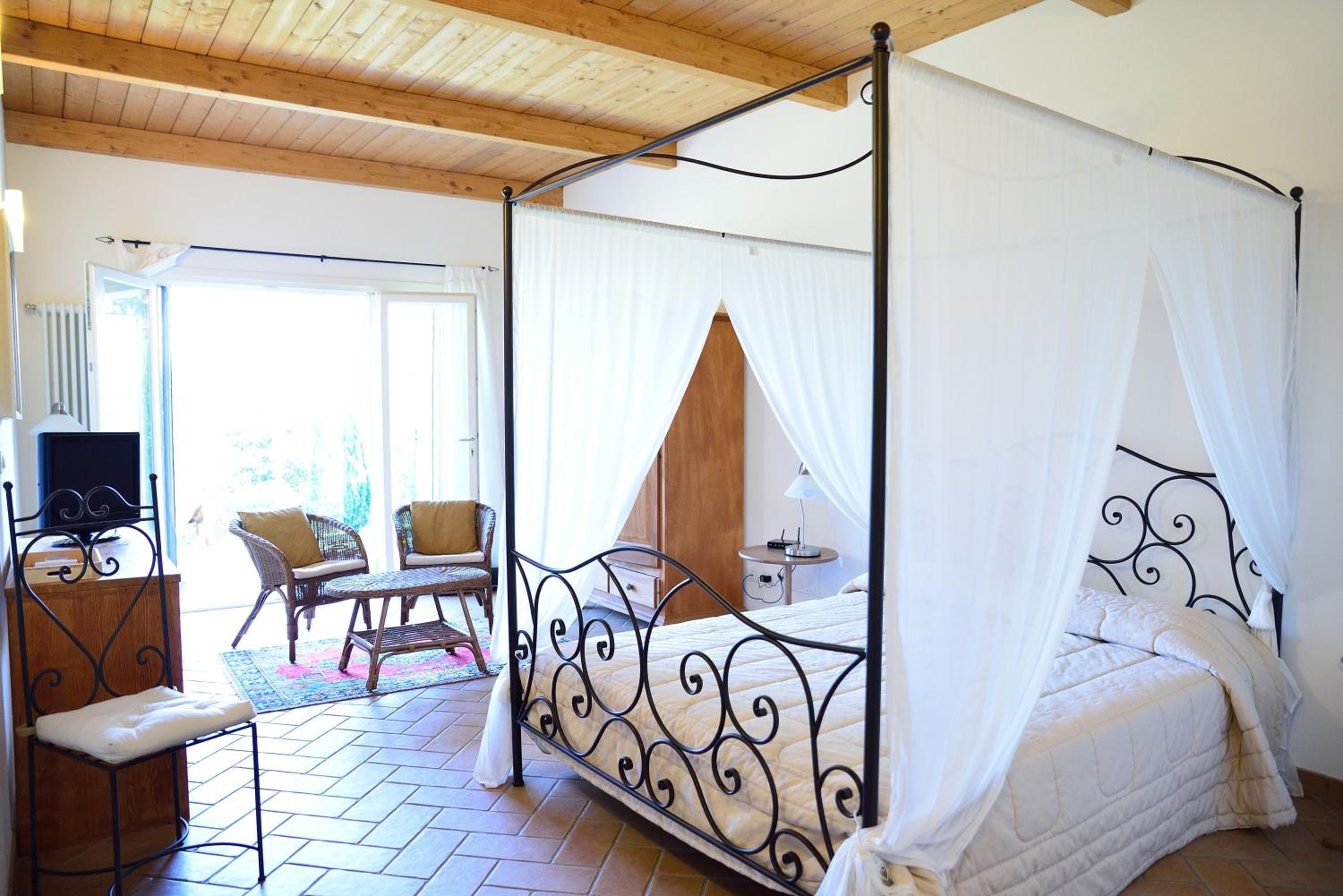 Standard Double Room - Photo 8