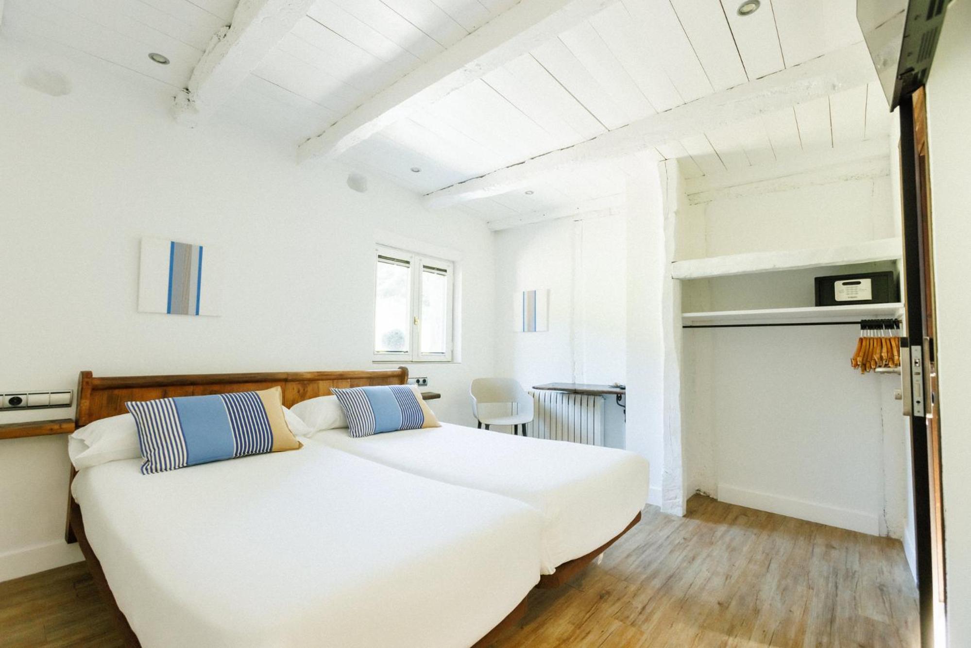 Standard Twin Room with Mountain View - Photo 1