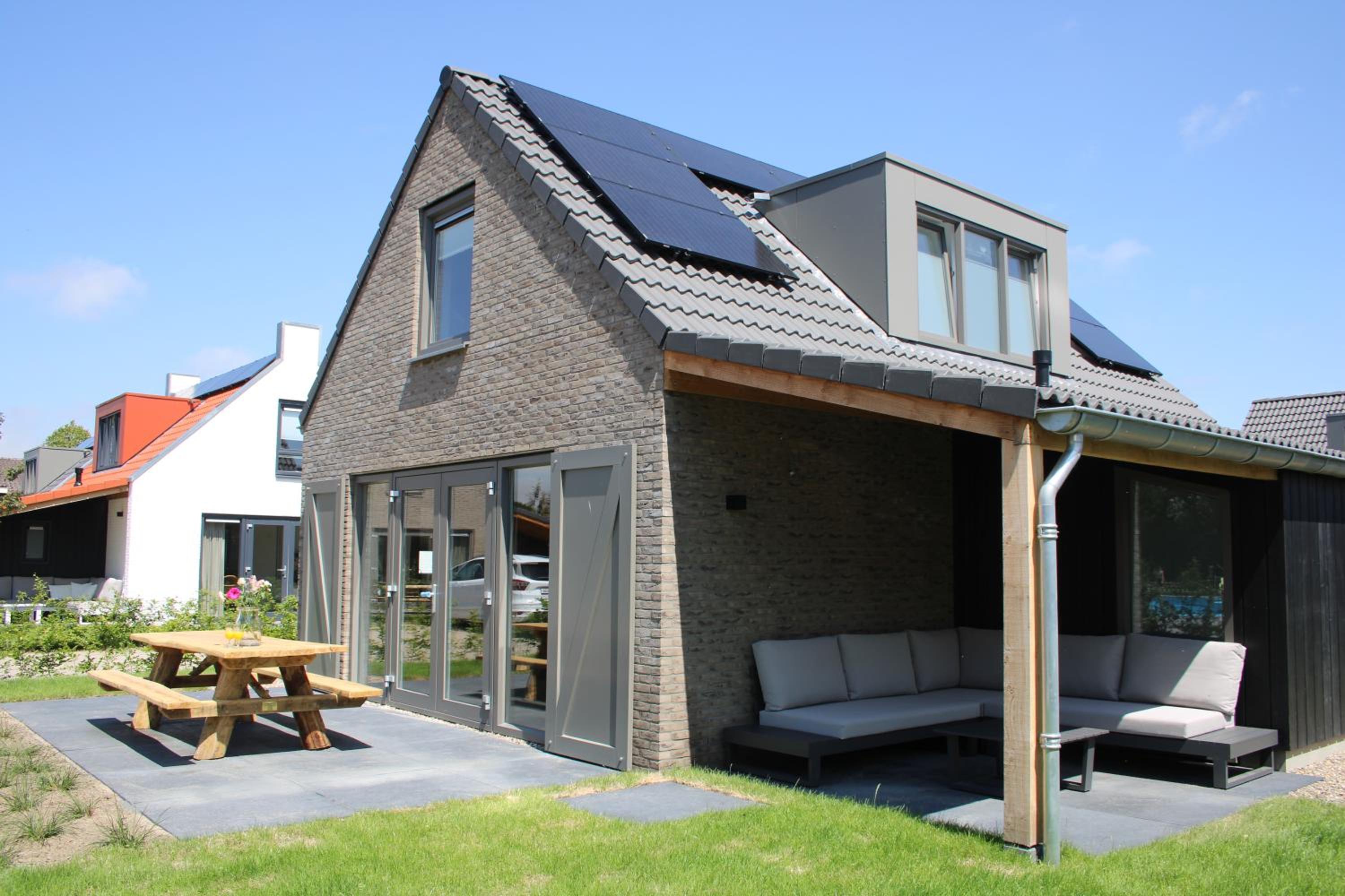 Three-Bedroom House photo 3