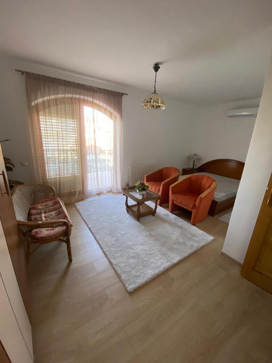 Three-Bedroom Apartment with Terrace and Sea View - Photo 2