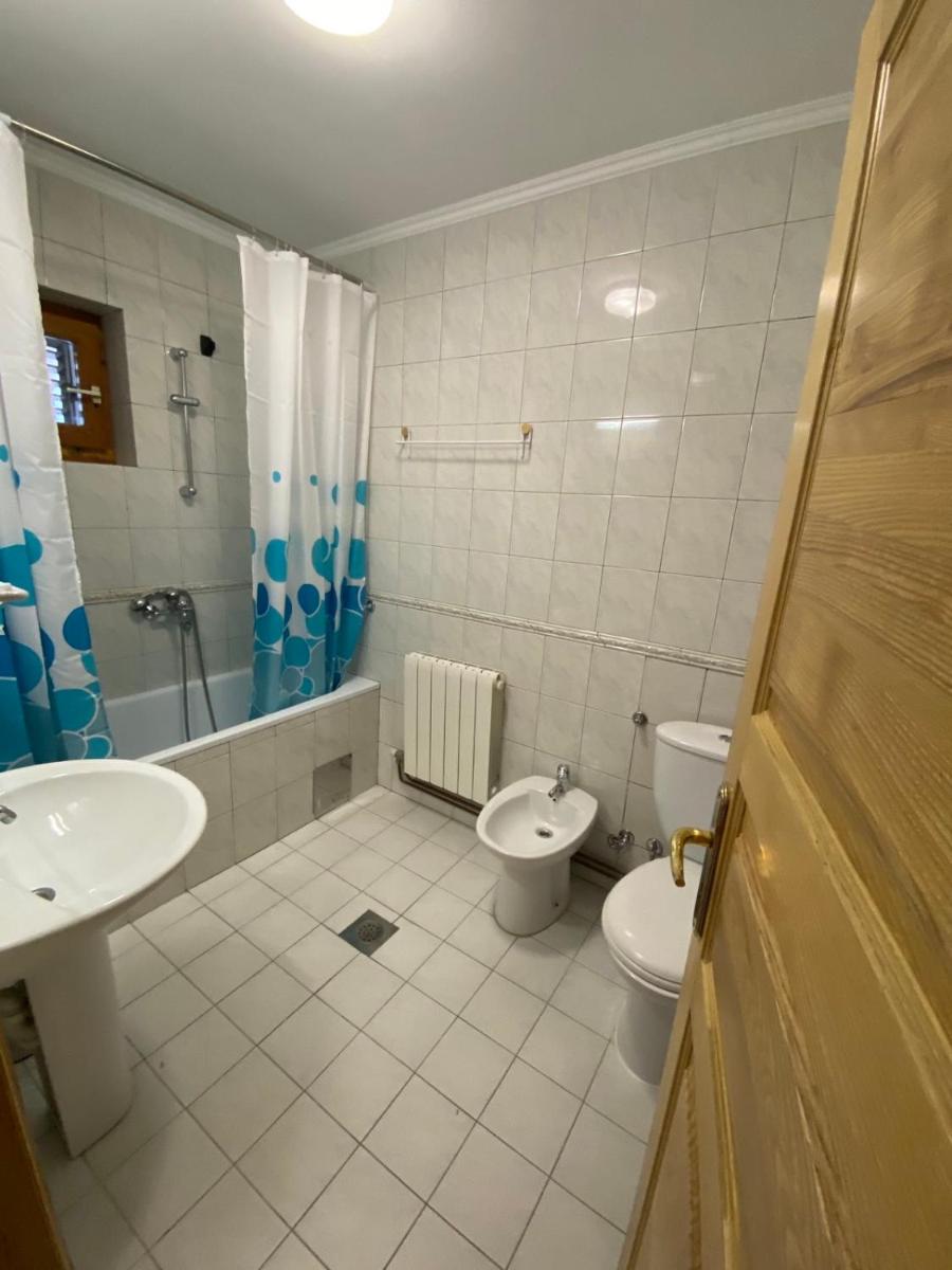 Three-Bedroom Apartment with Terrace and Sea View - Photo 9