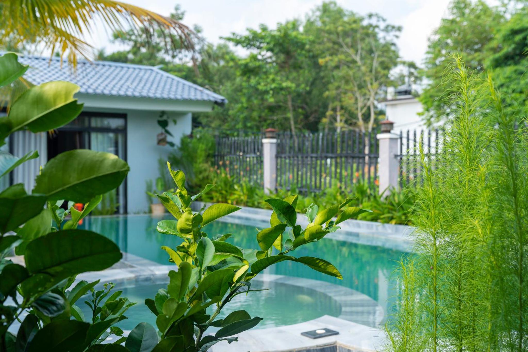 Double Room with Pool View - Photo 9