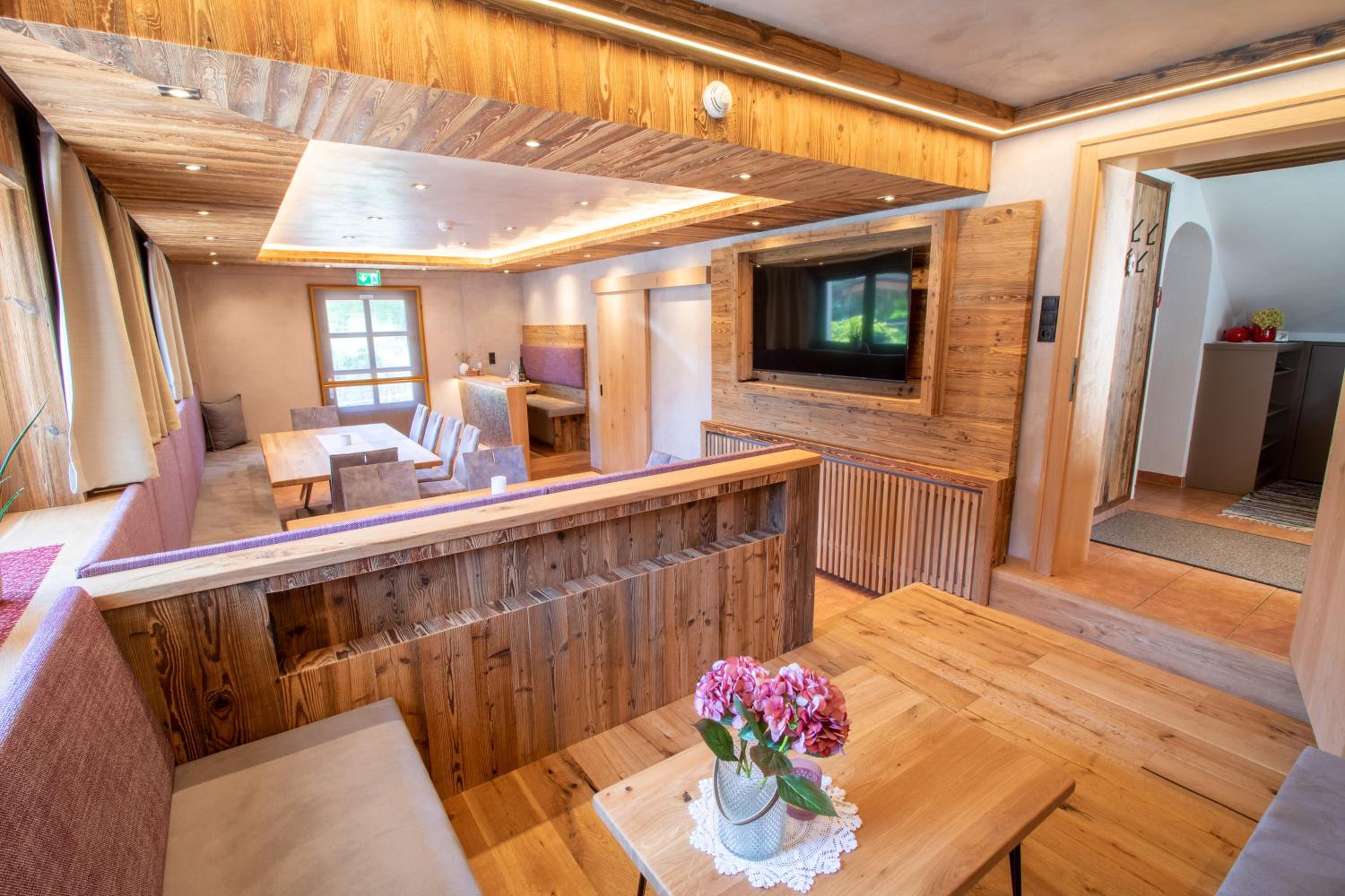 Six-Bedroom Holiday Home with Garden  photo 1